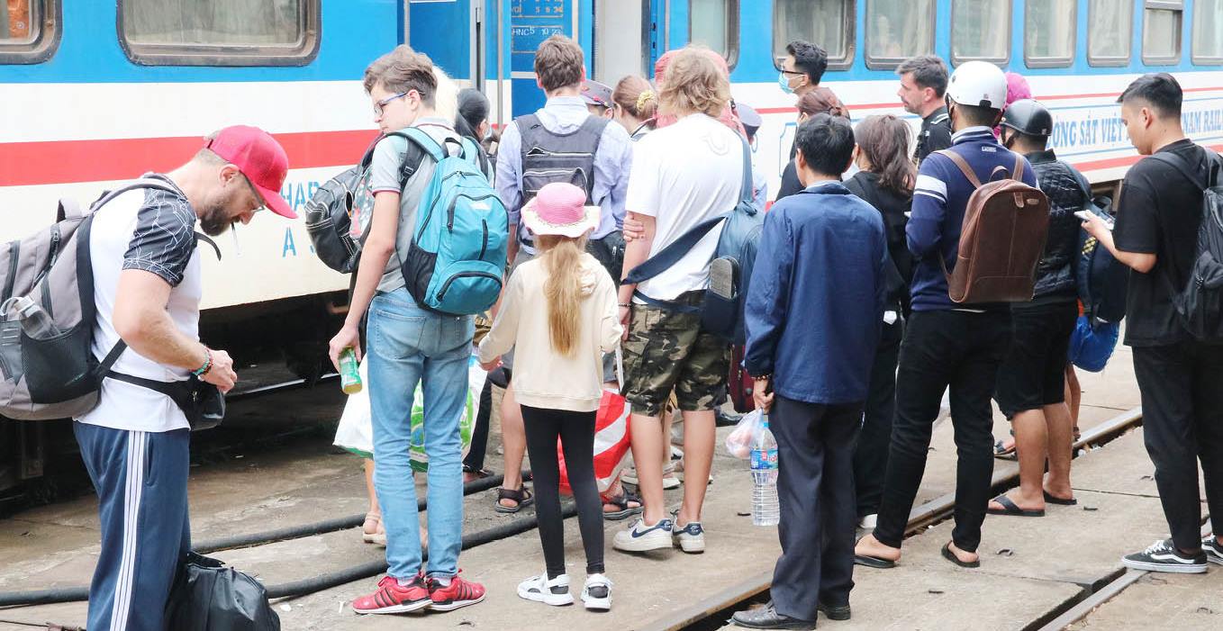 Vé máy bay, tàu lửa “nóng dần” vào dịp lễ