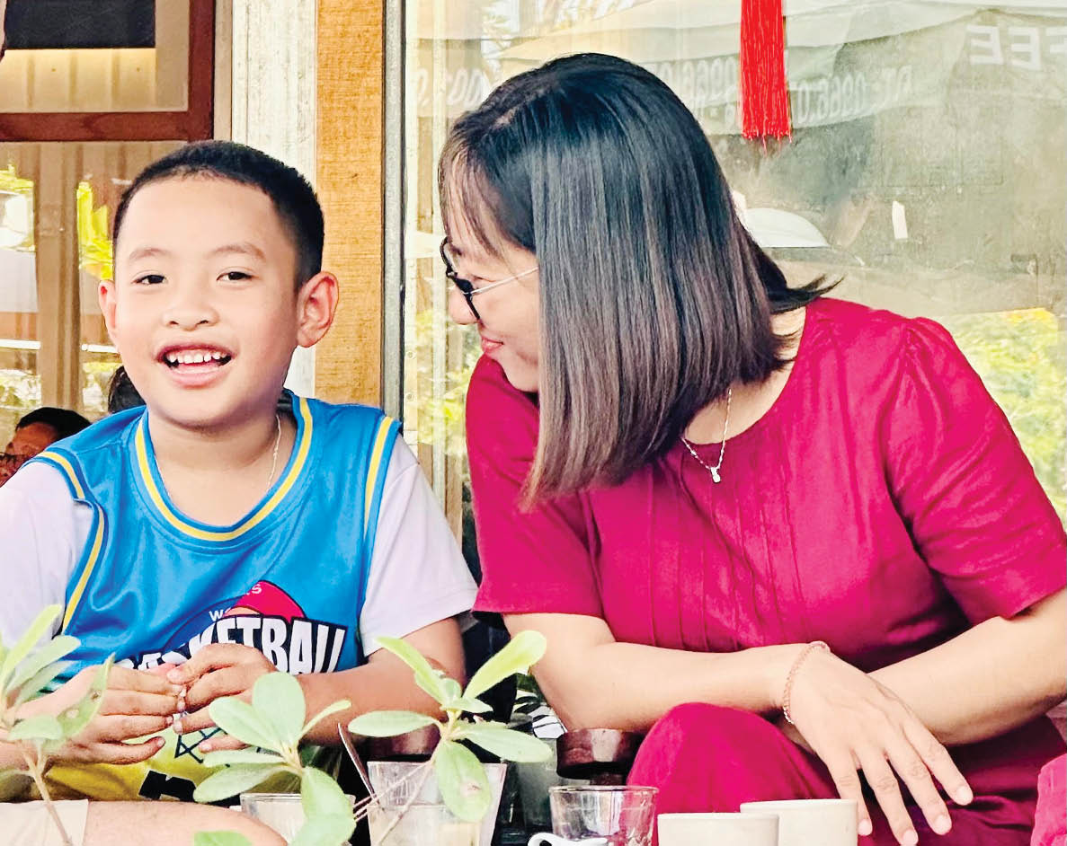 “Lùi lại” để sống bên con