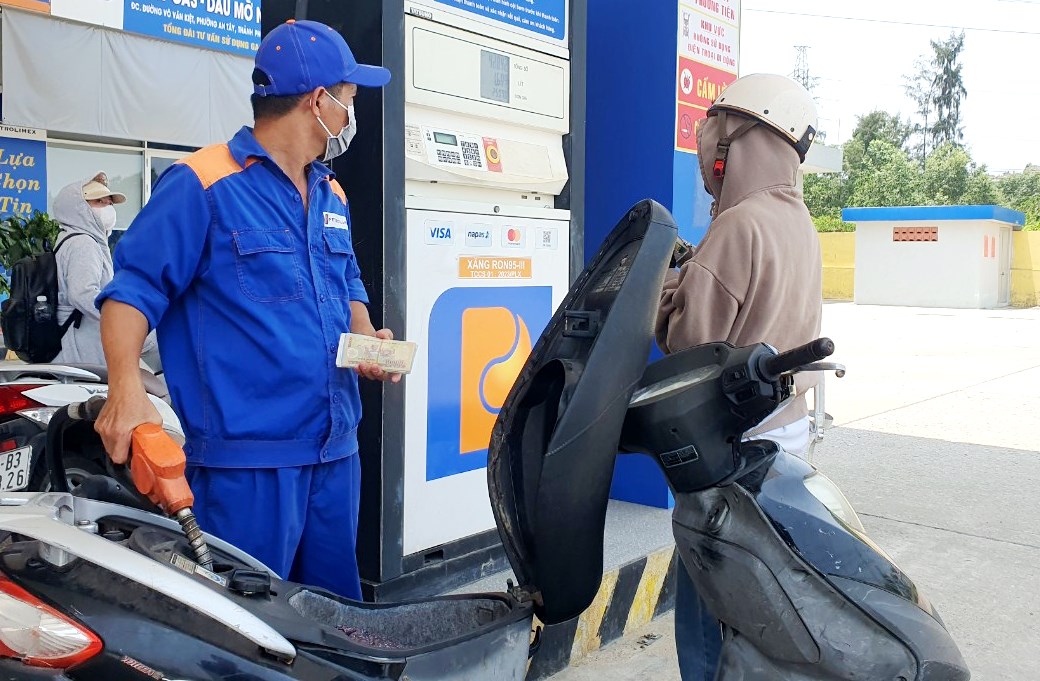 Xăng RON 95 mất mốc 25 ngàn đồng lít