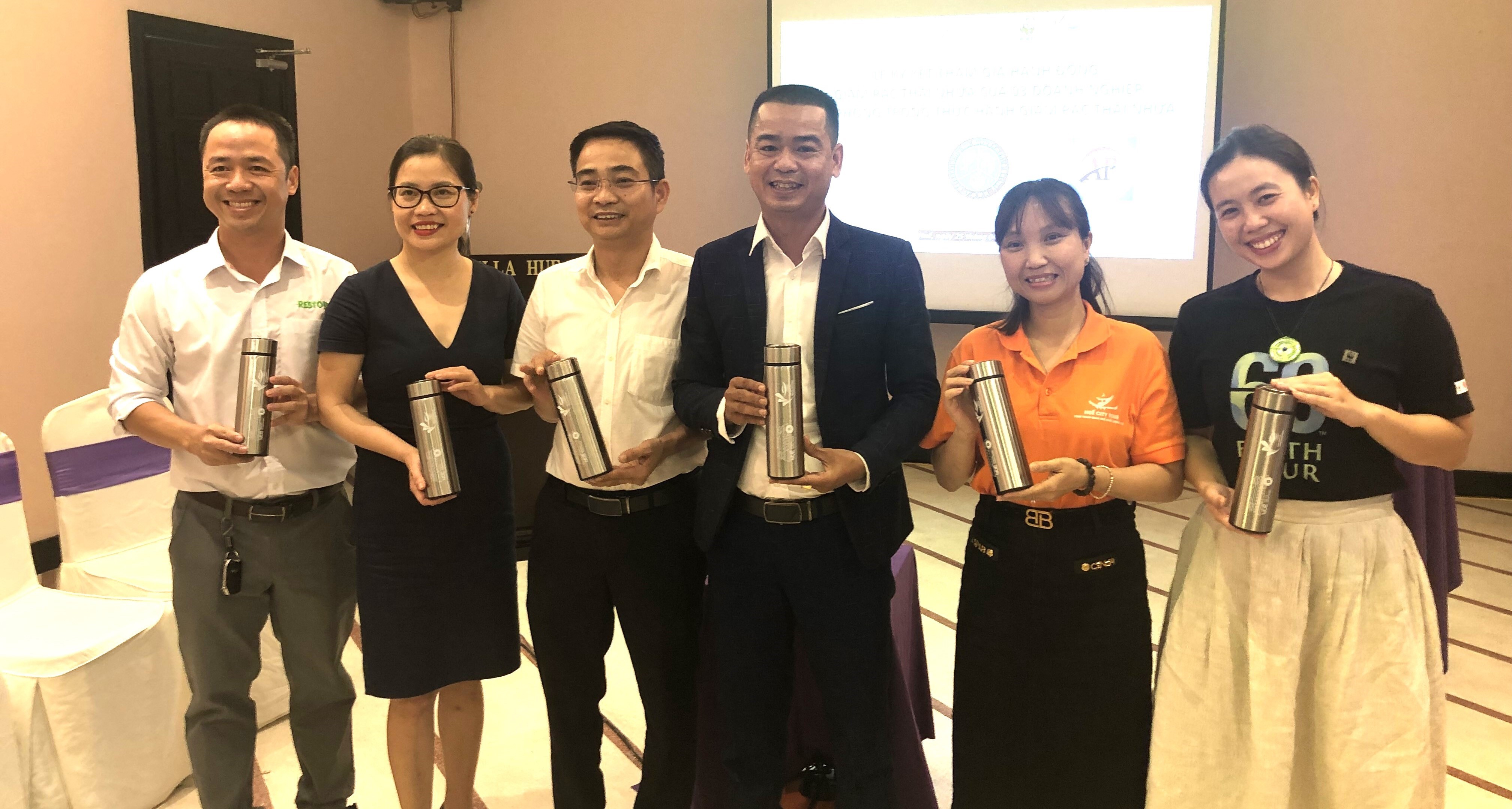 Ba doanh nghiệp lữ hành ký kết hành động giảm nhựa