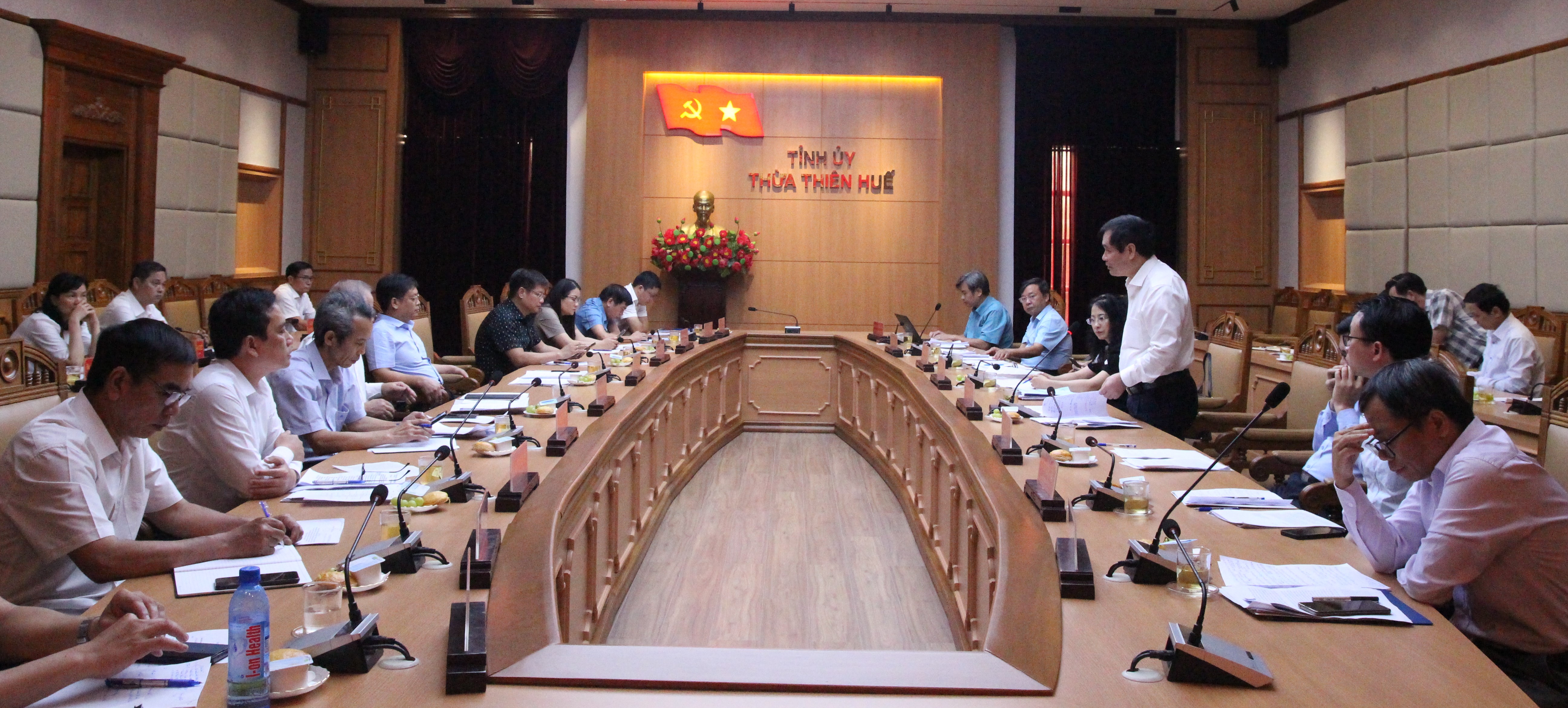 Xây dựng và phát triển văn hoá, con người Việt Nam đáp ứng yêu cầu phát triển bền vững đất nước