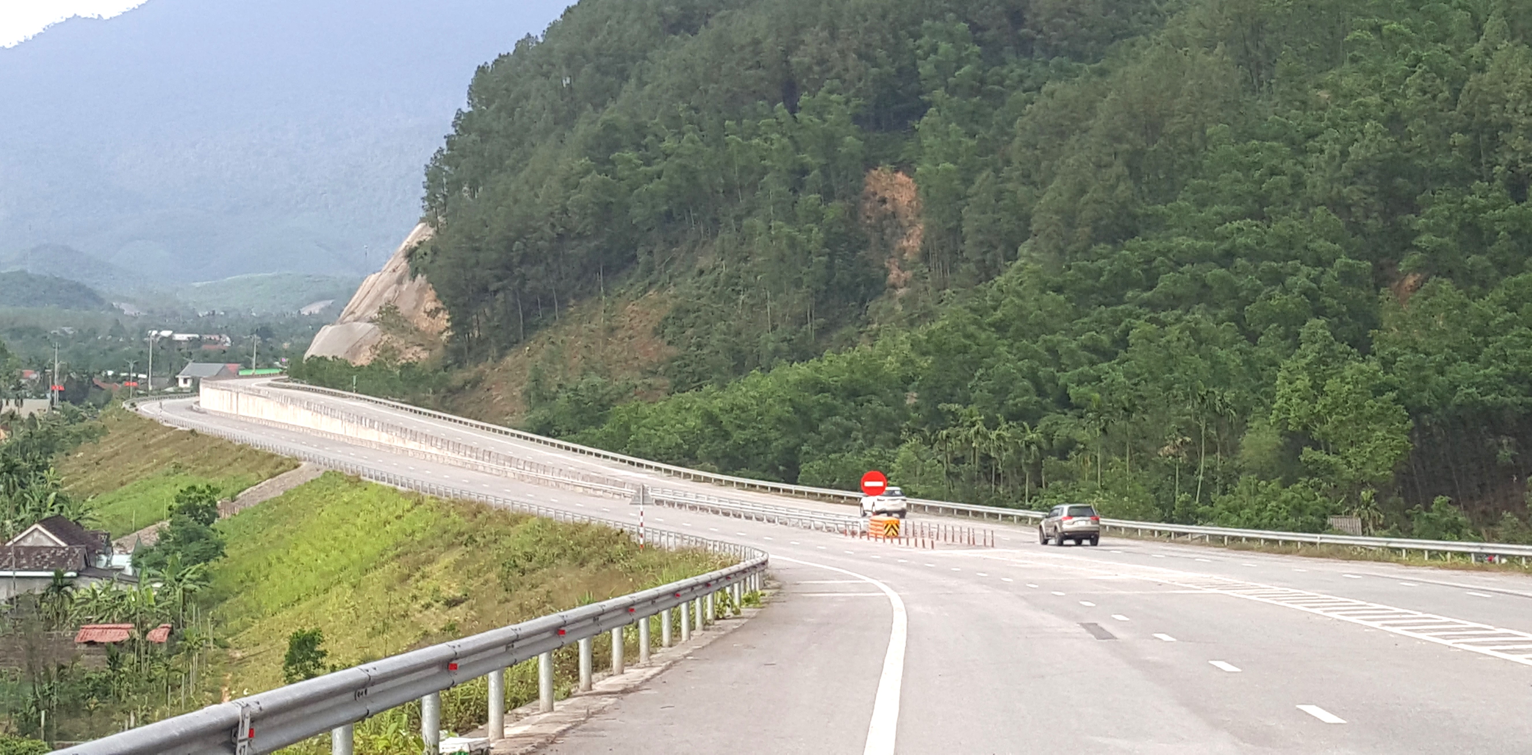 Mở rộng cao tốc La Sơn- Hòa Liên lên 4 làn xe