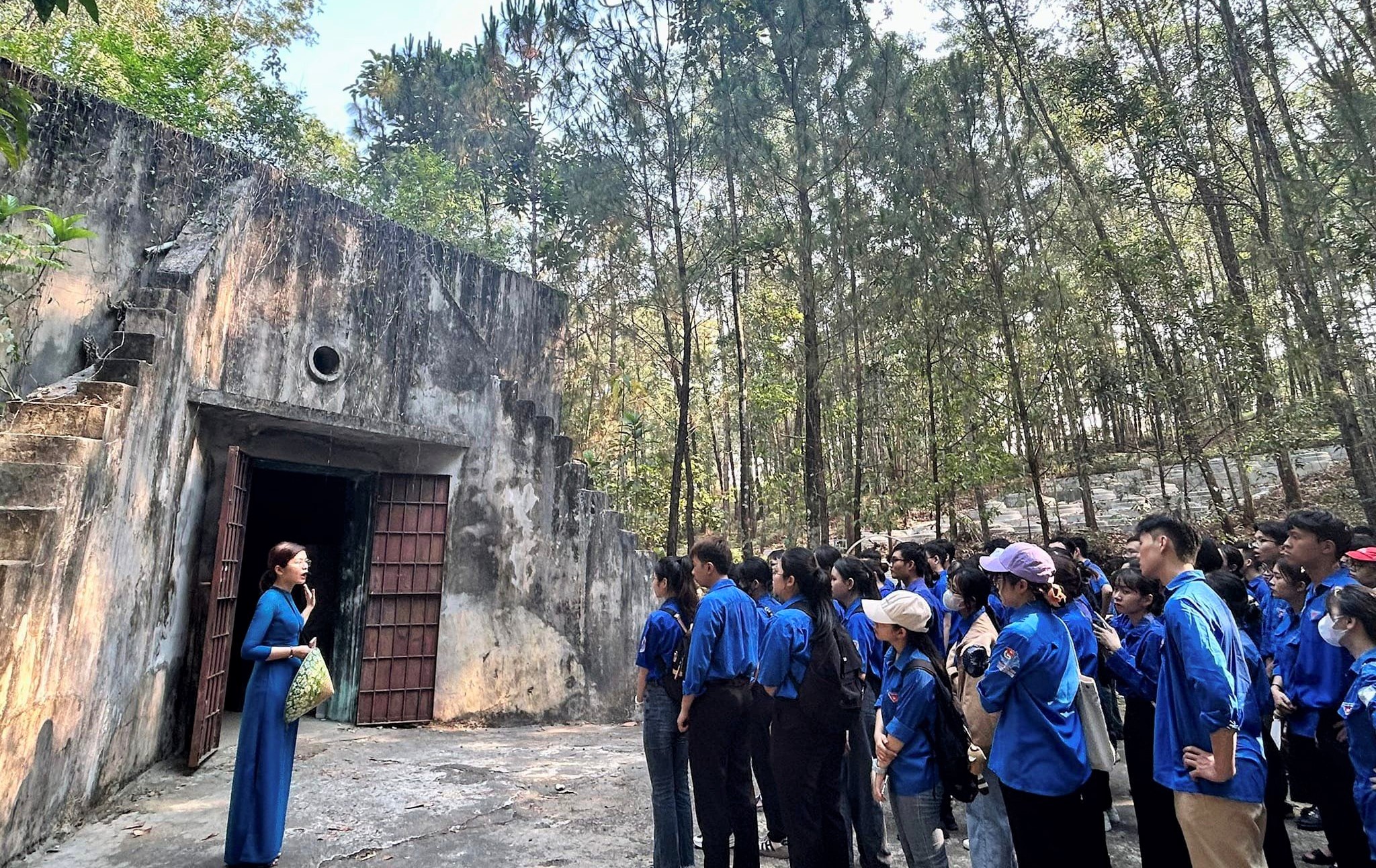 Đông đảo du khách tham quan các di tích lịch sử