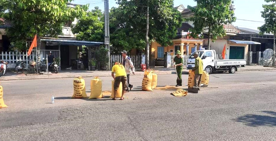 Tăng cường các giải pháp hạn chế đốt rơm rạ và phơi lúa trên đường