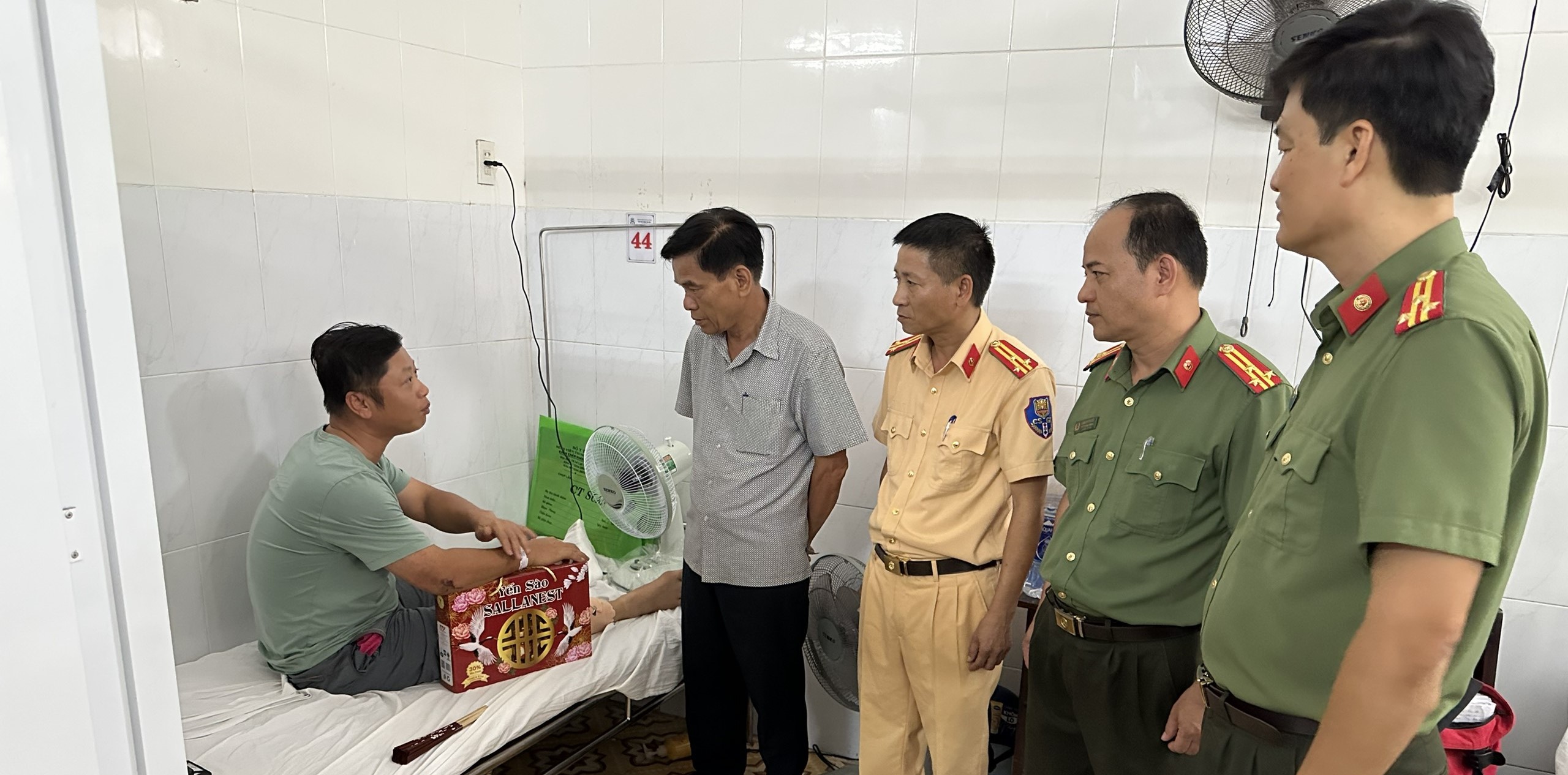 Thăm cán bộ bị thương khi đang làm nhiệm vụ