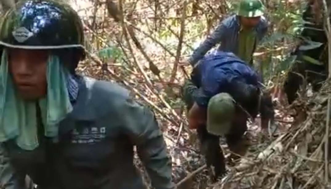 Đốt tổ ong gây cháy rừng và bị thương nặng