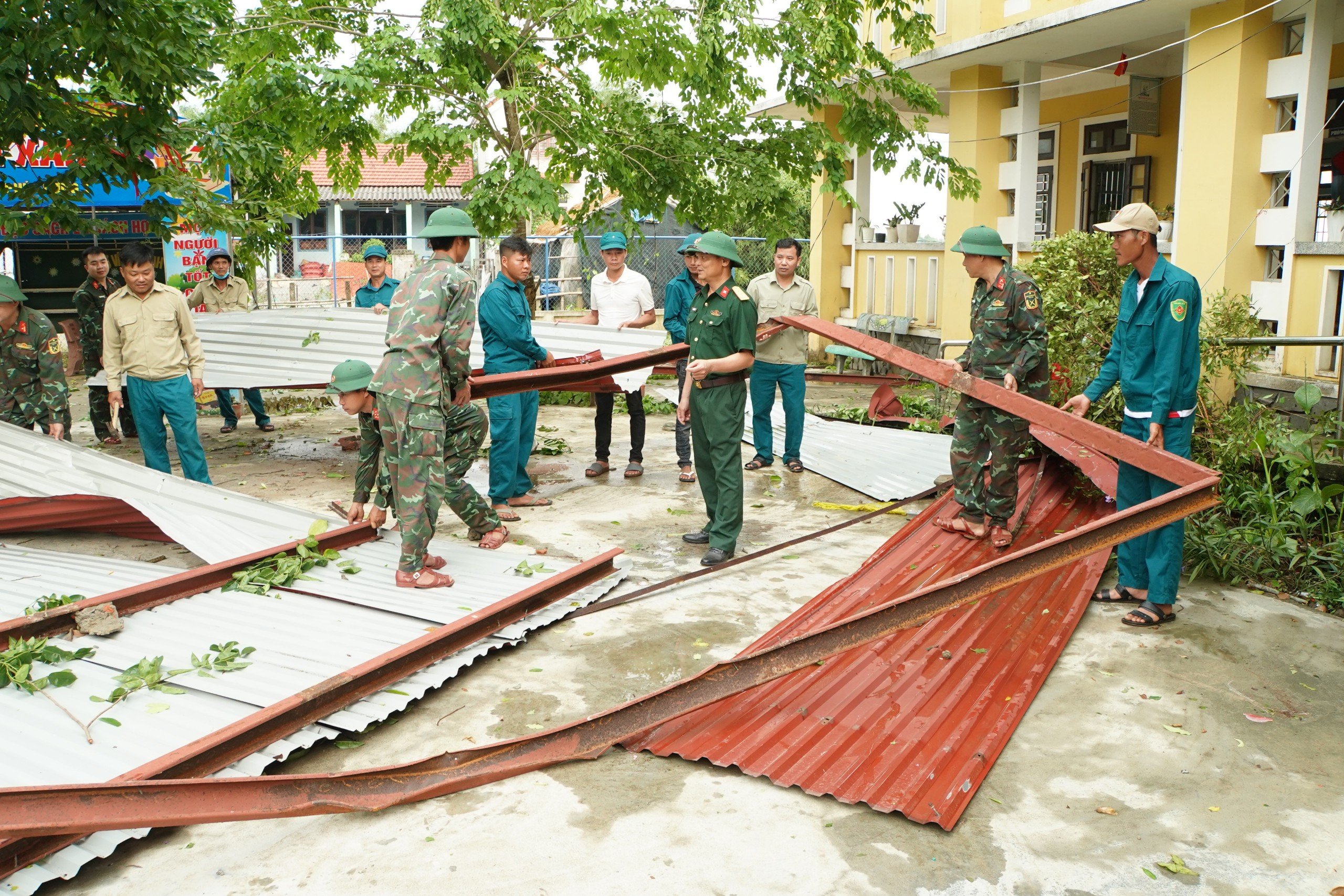Khắc phục hậu quả do giông lốc gây ra