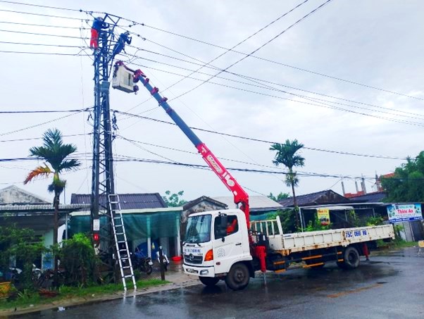 Cấp điện trở lại cho hơn 90 ngàn khách hàng bị ảnh hưởng giông, sét