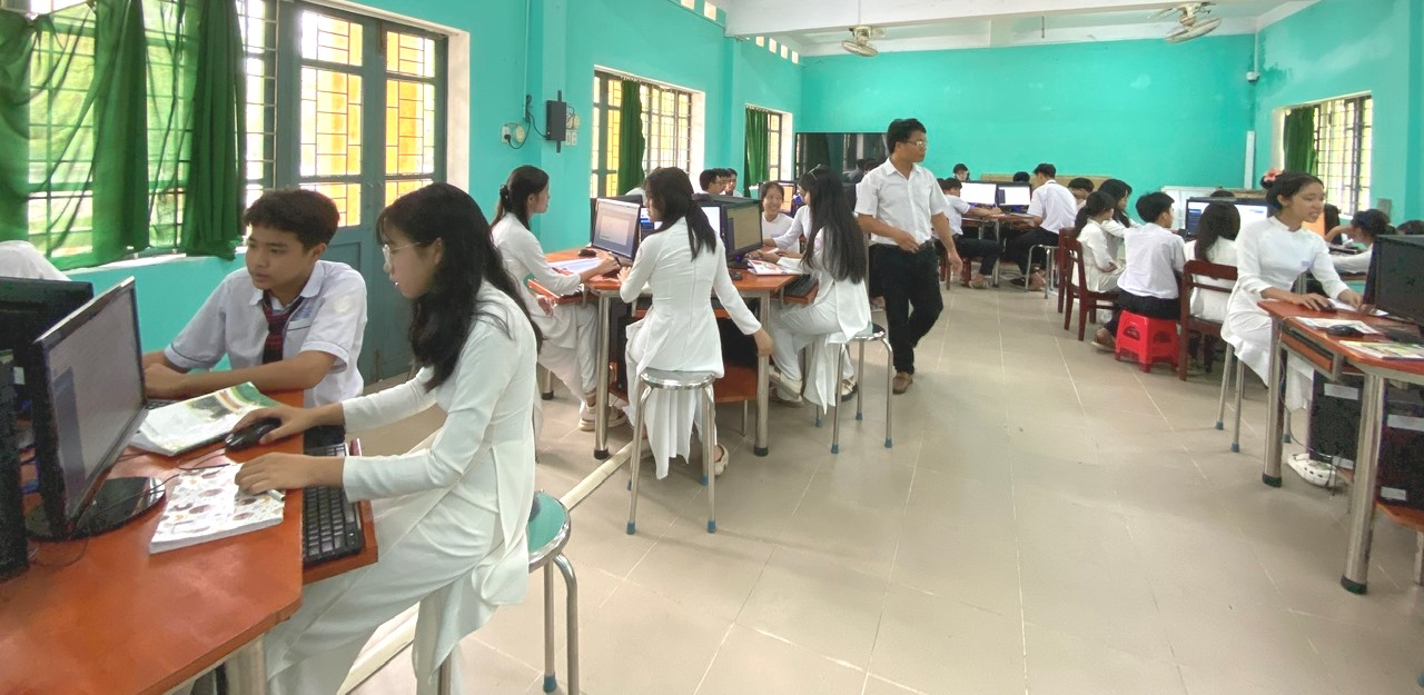 Học sinh lớp 12 chính thức đăng ký dự thi tốt nghiệp trung học phổ thông