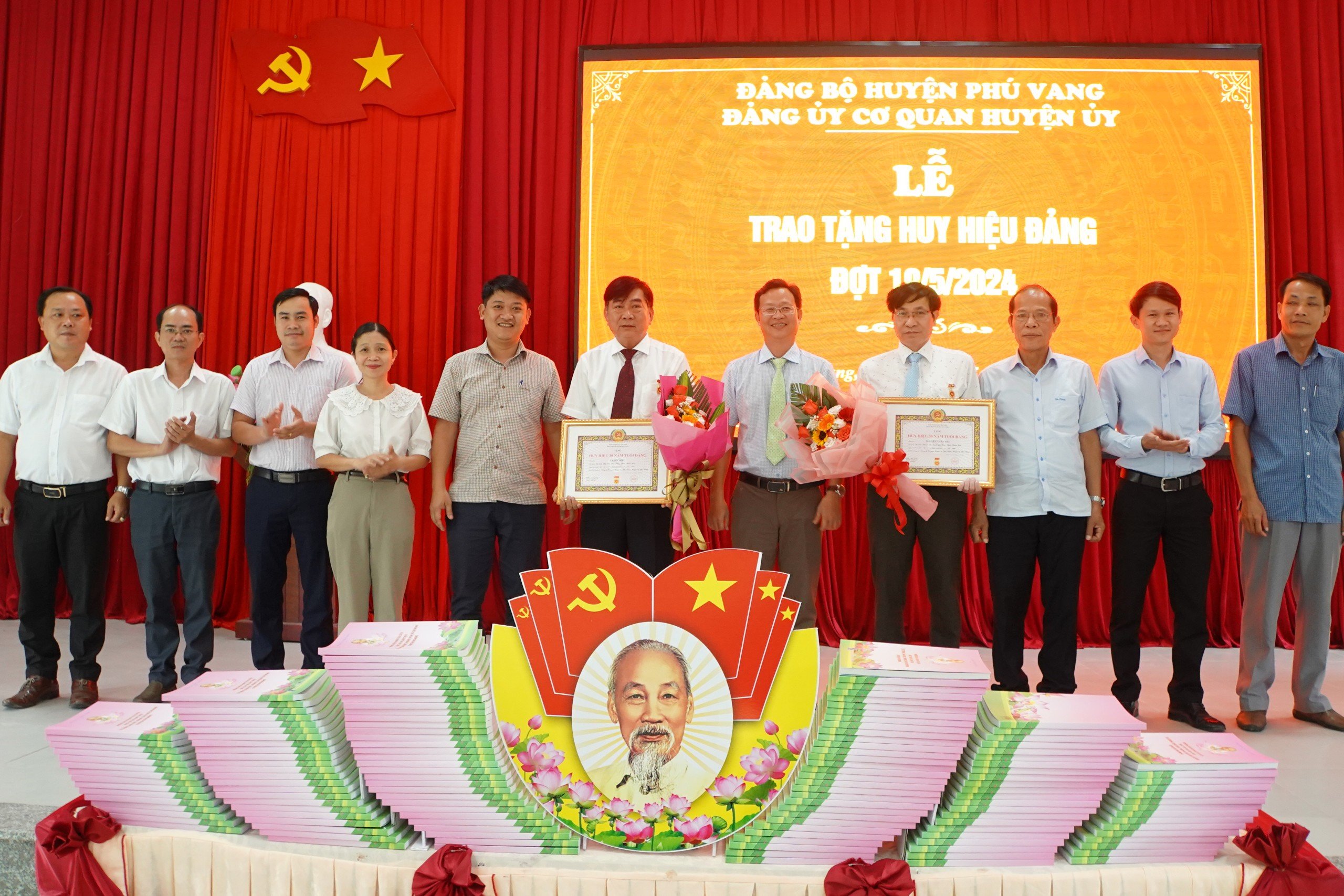 Trao huy hiệu 30 năm tuổi Đảng cho đảng viên đợt 19 5