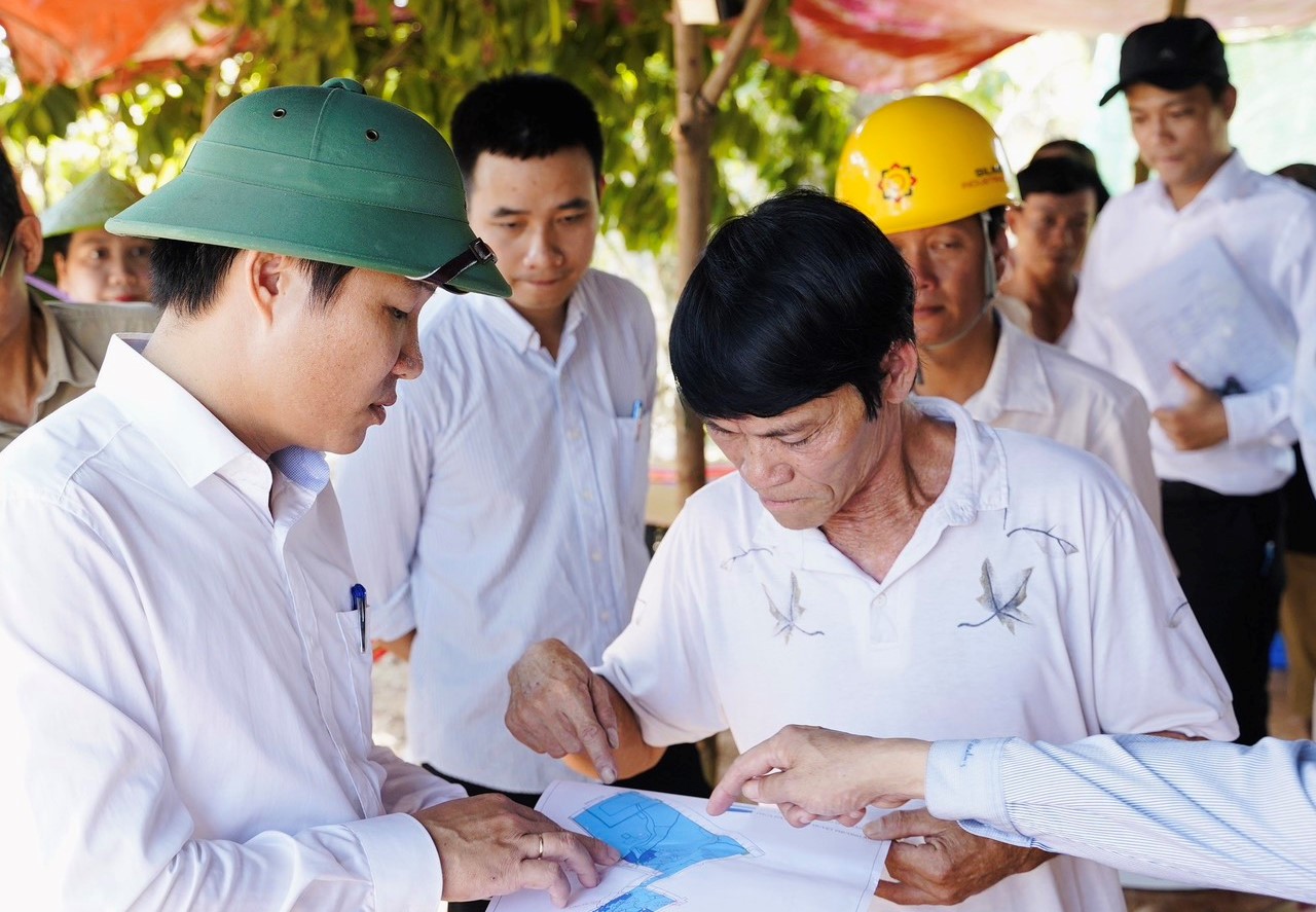 Hương Thủy Khen thưởng các hộ dân gương mẫu bàn giao mặt bằng