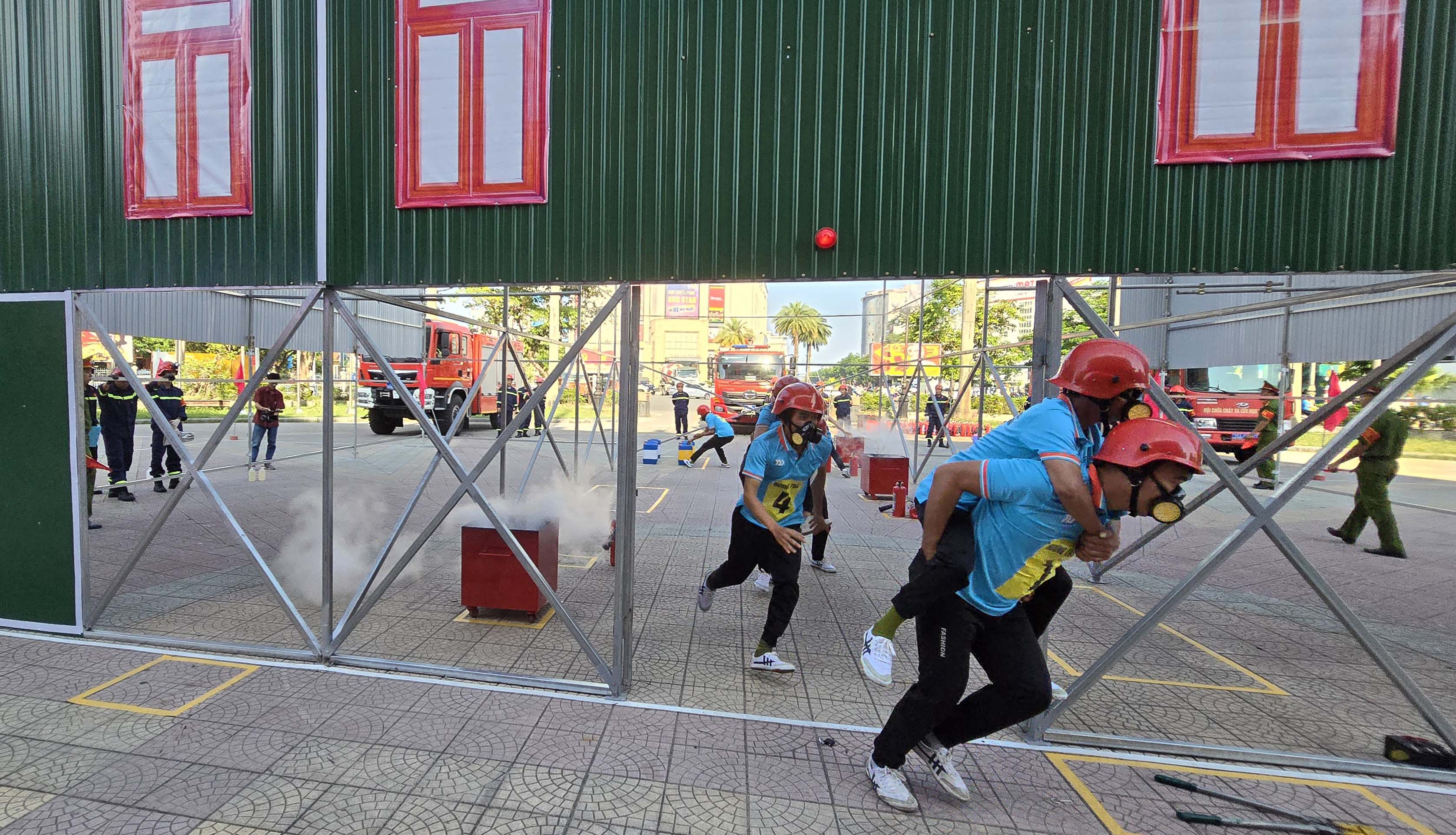 80 vận động viên tham gia hội thi nghiệp vụ chữa cháy