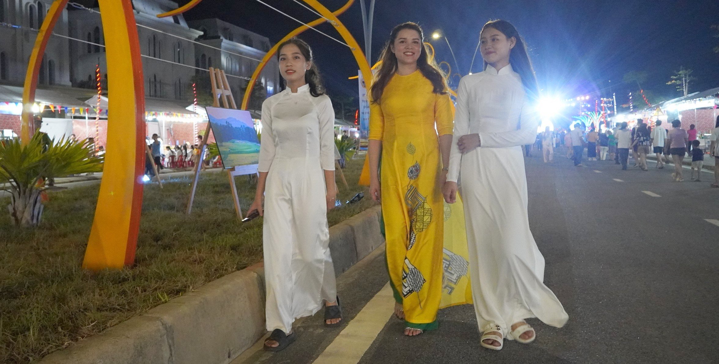 Khai trương tuyến phố đi bộ ở Lăng Cô