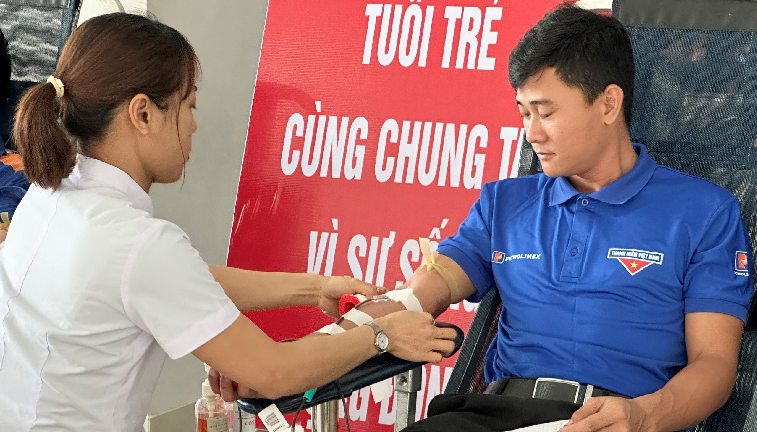 Gần 300 lượt đoàn viên Khối Cơ quan và Doanh nghiệp hiến máu nhân đạo