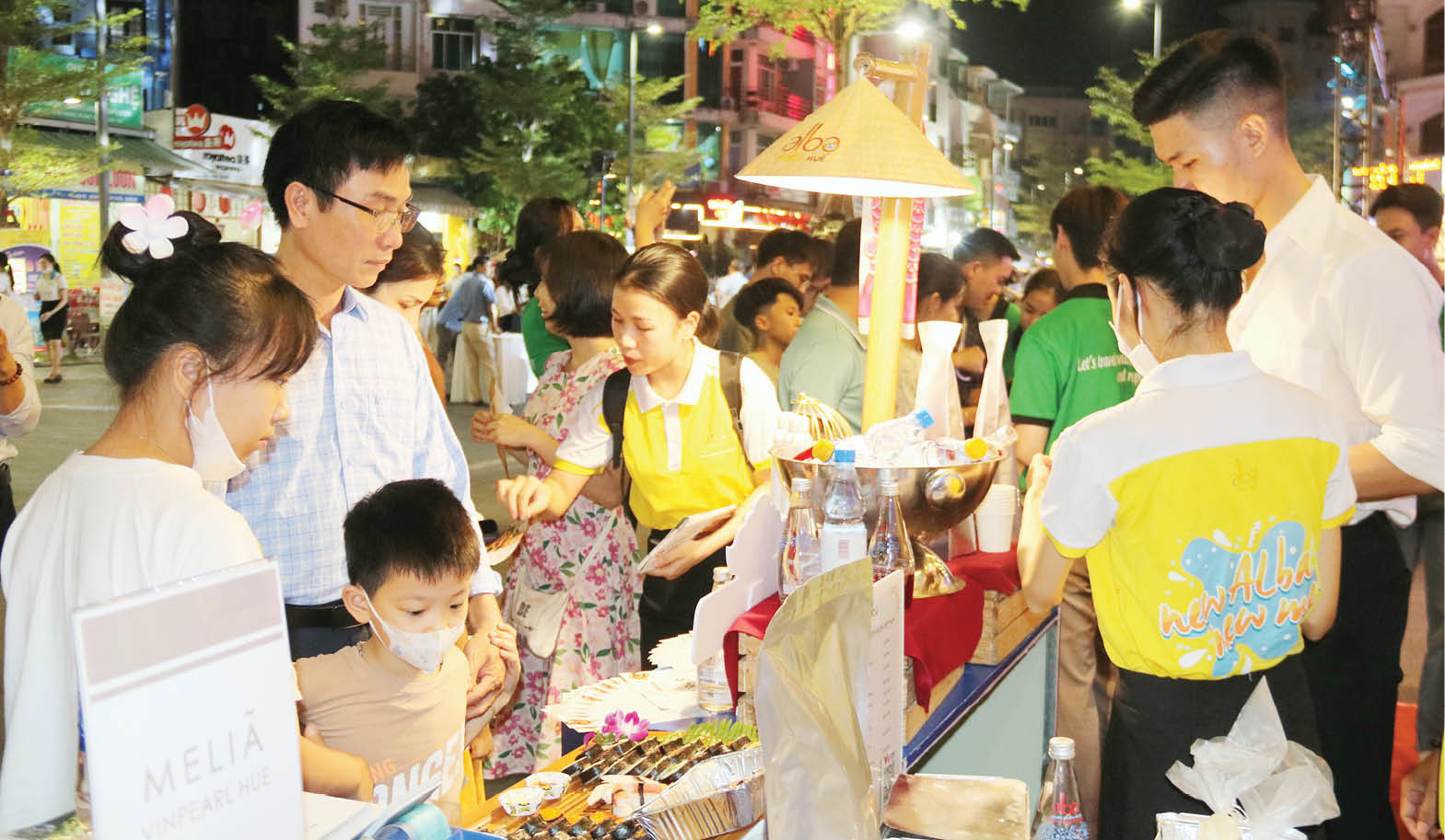 Du lịch tác động tăng trưởng bán lẻ hàng hóa và dịch vụ