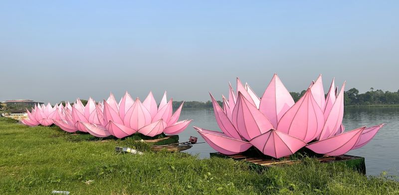 Hạ thủy 7 đóa sen xuống dòng sông Hương mùa Phật đản