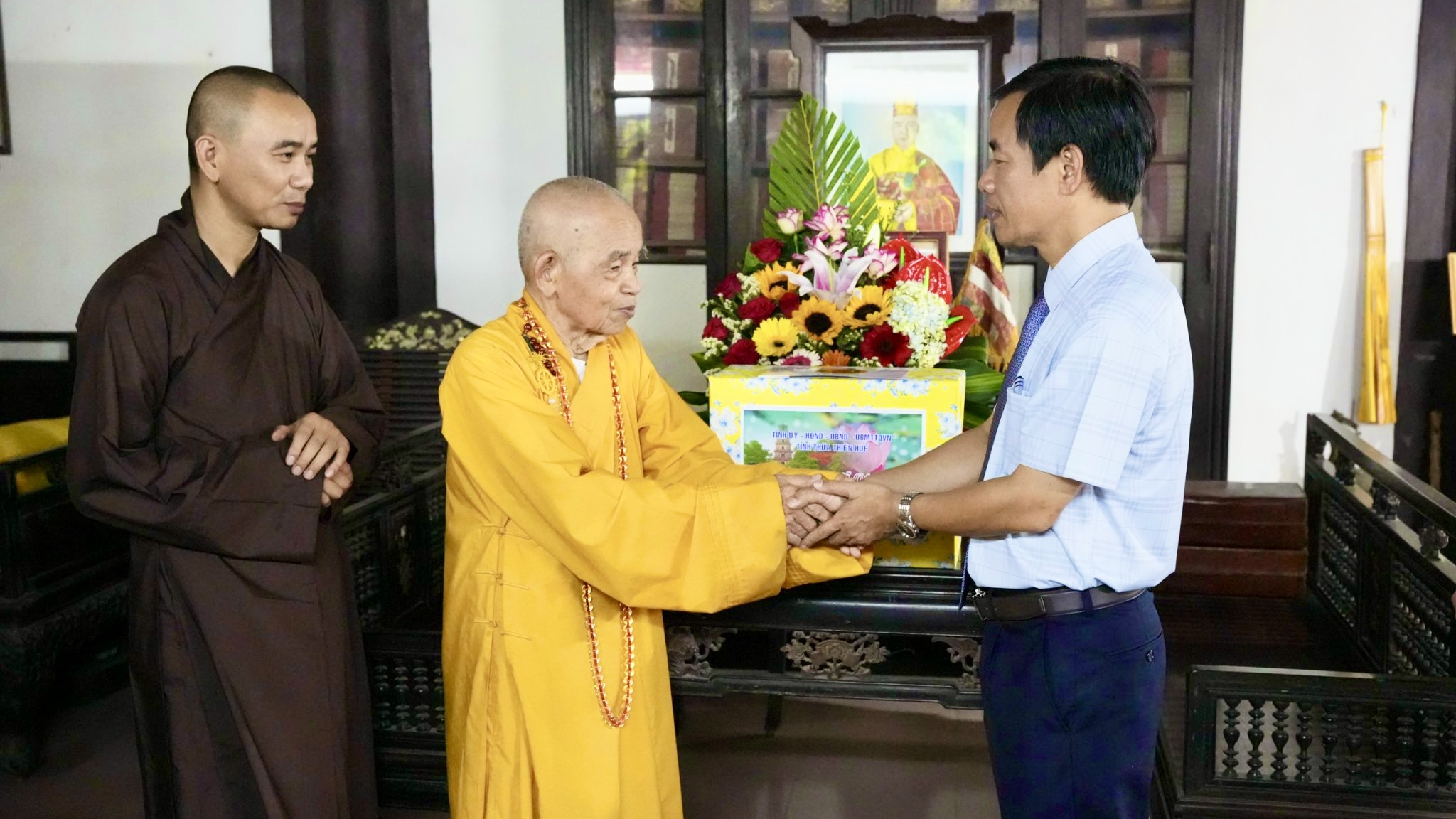 Chủ tịch UBND tỉnh thăm các cơ sở Phật giáo nhân dịp Đại Lễ Phật đản