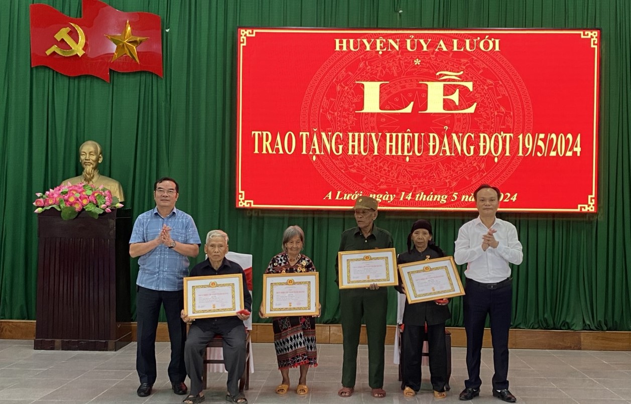 Trao Huy hiệu Đảng nhân kỷ niệm Ngày sinh Chủ tịch Hồ Chí Minh