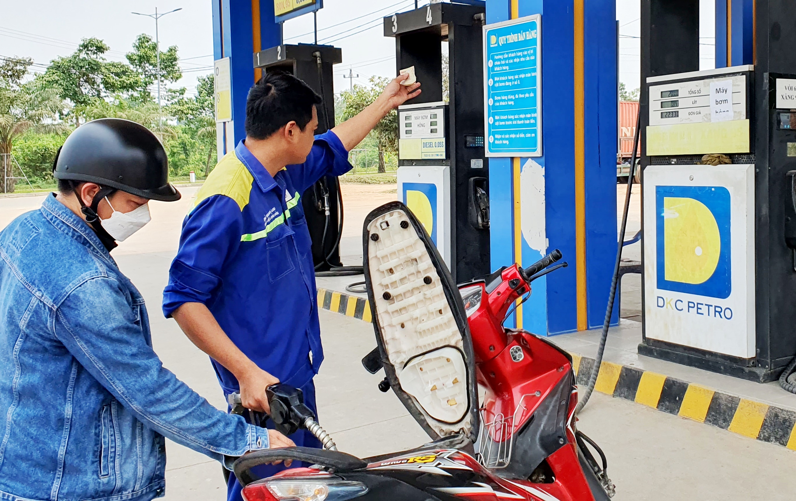 Giá xăng tiếp tục giảm