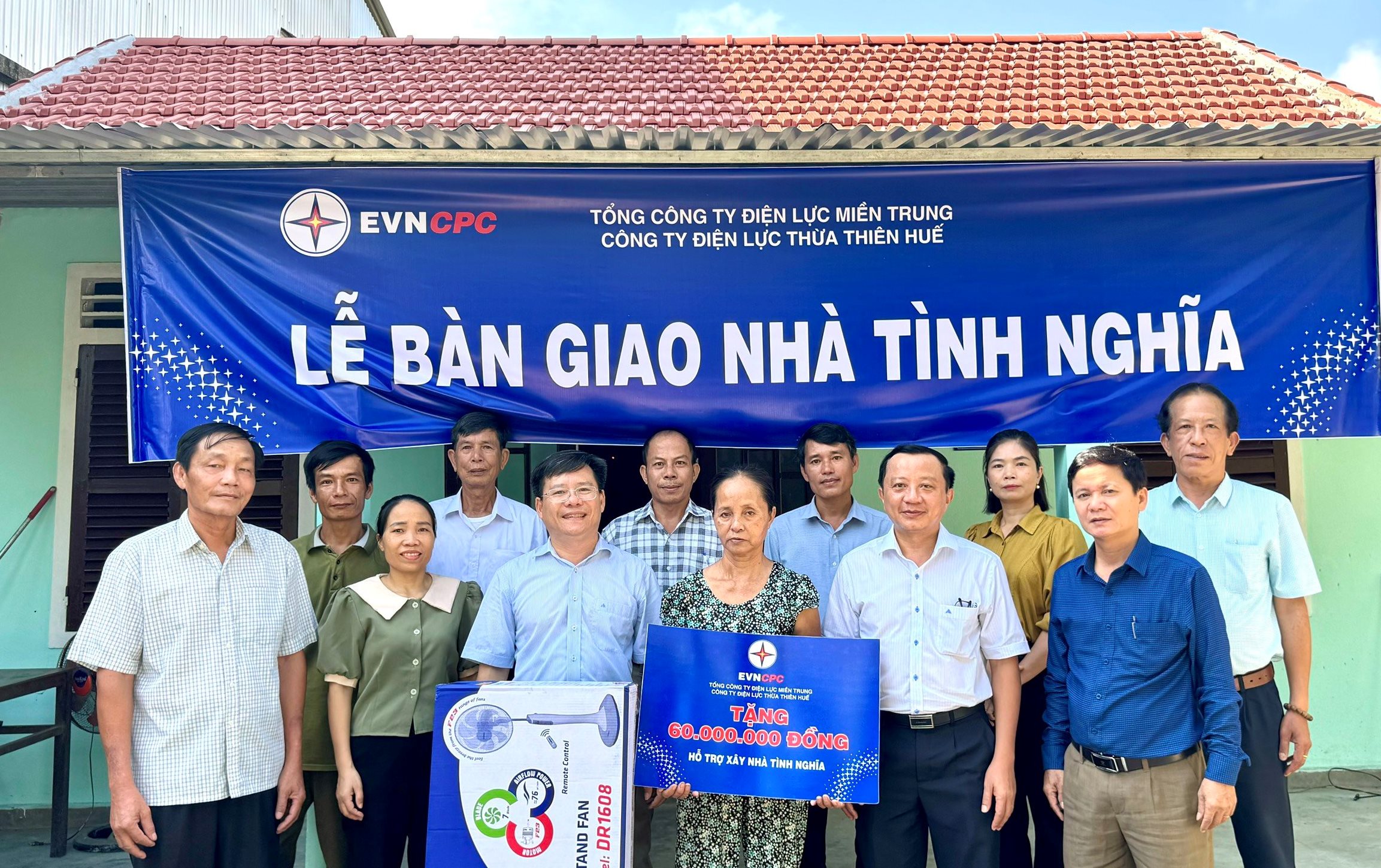 Bàn giao nhà tình nghĩa cho hộ nghèo tại Phường Hương Chữ