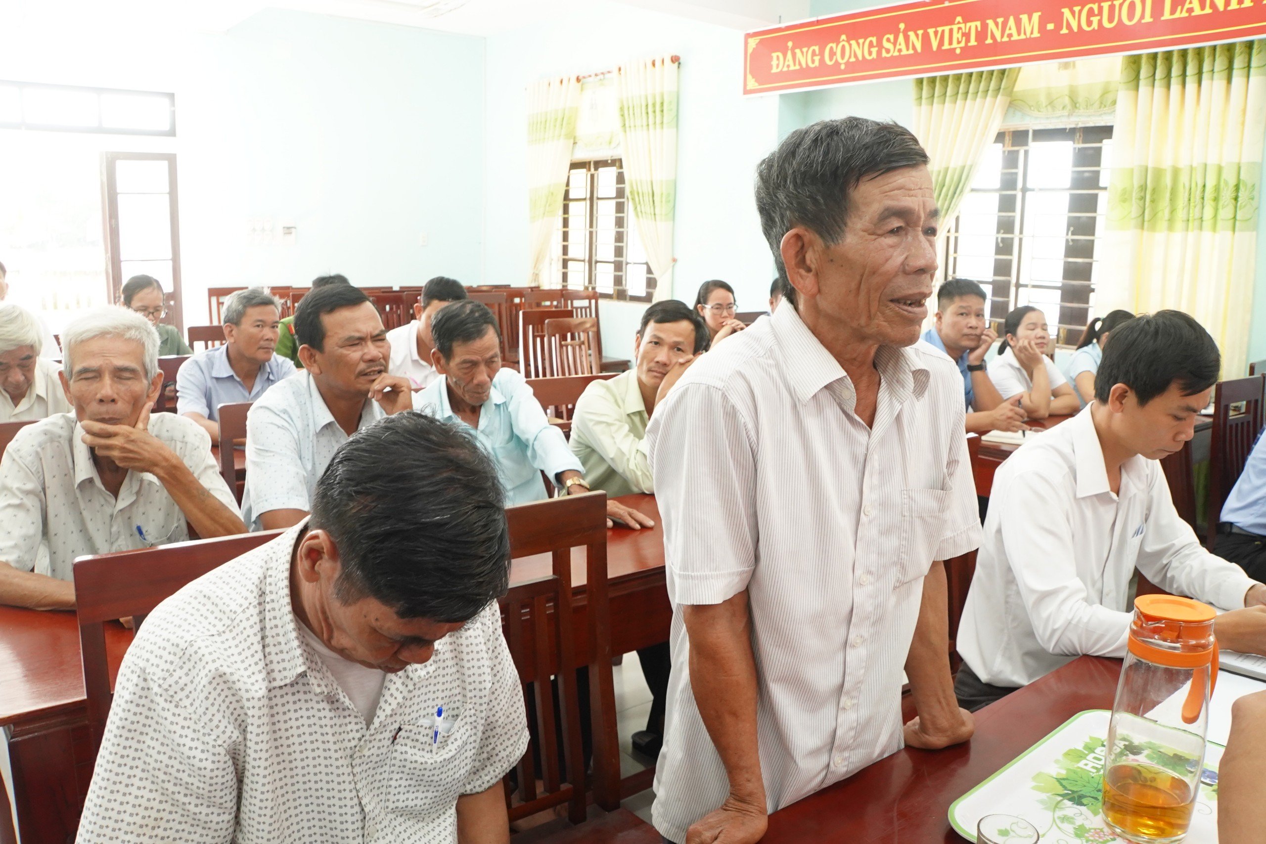 Người dân Phú Vang kiến nghị về hạ tầng giao thông và điện chiếu sáng