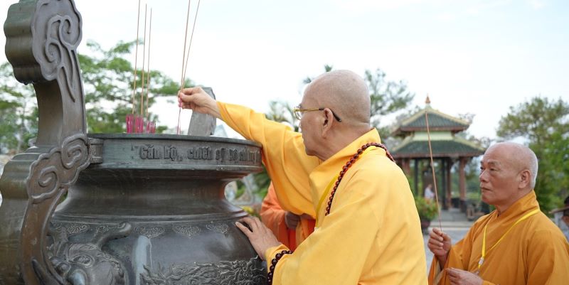 Dâng hương tưởng niệm tại Nghĩa trang liệt sĩ TP Huế và Đài Thánh tử đạo