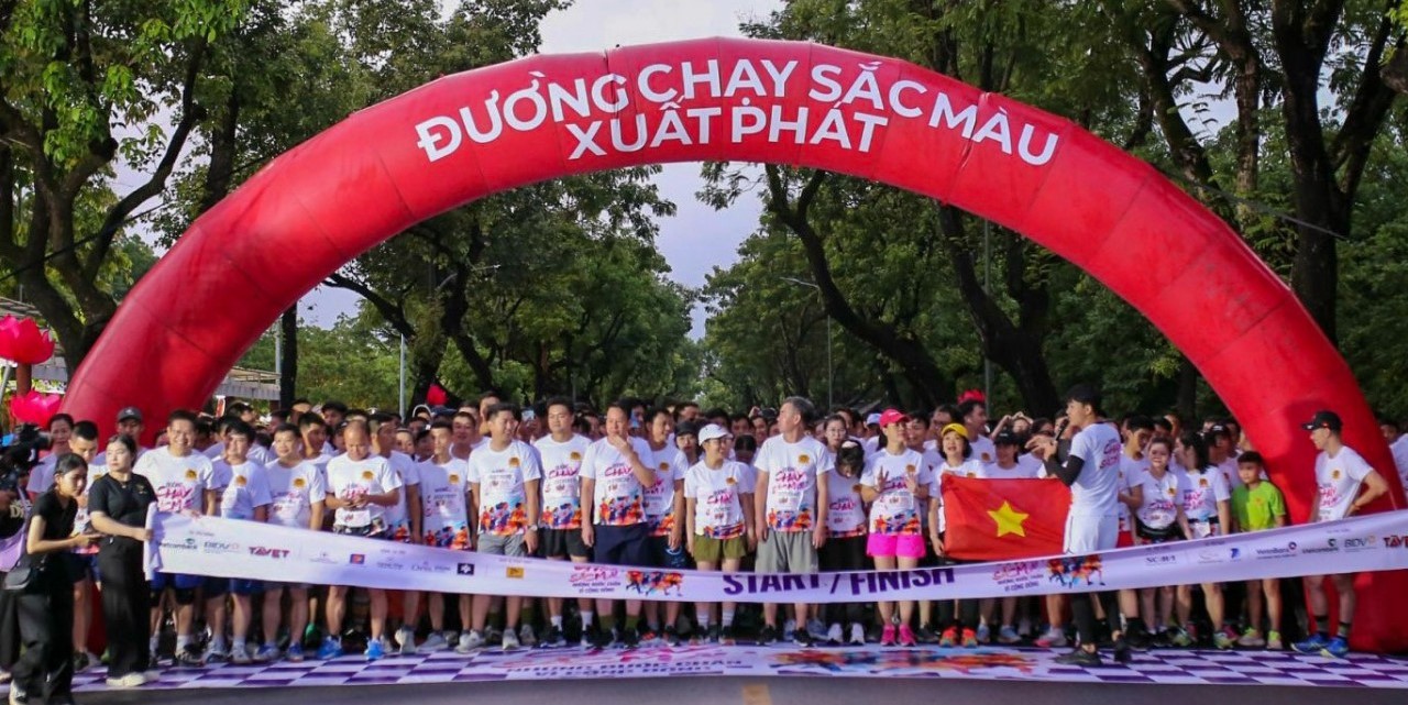 Hơn 1 000 vận động viên tham gia “Đường chạy sắc màu – những bước chân vì cộng đồng”