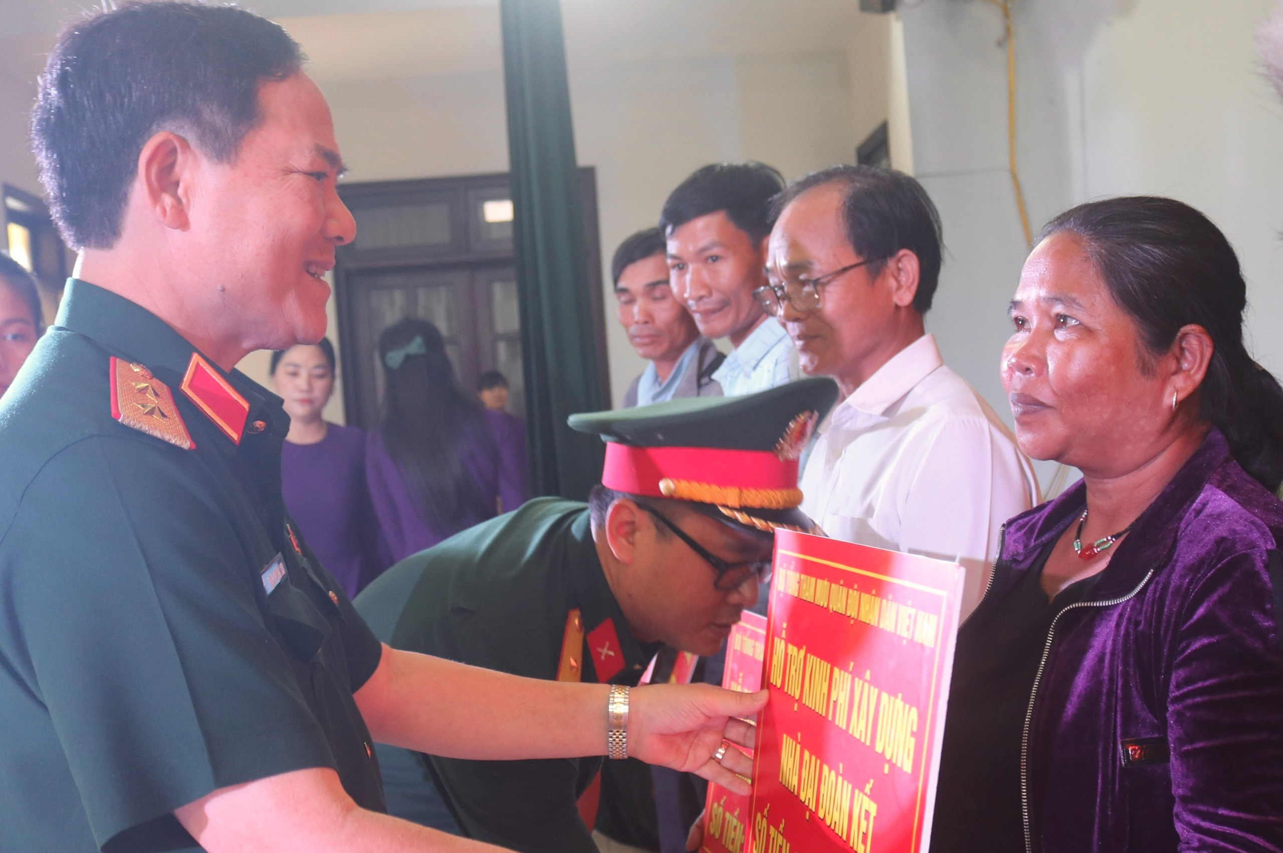 Hỗ trợ kinh phí xây nhà “Nhà tình nghĩa” và “Nhà Đại đoàn kết” cho 17 gia đình