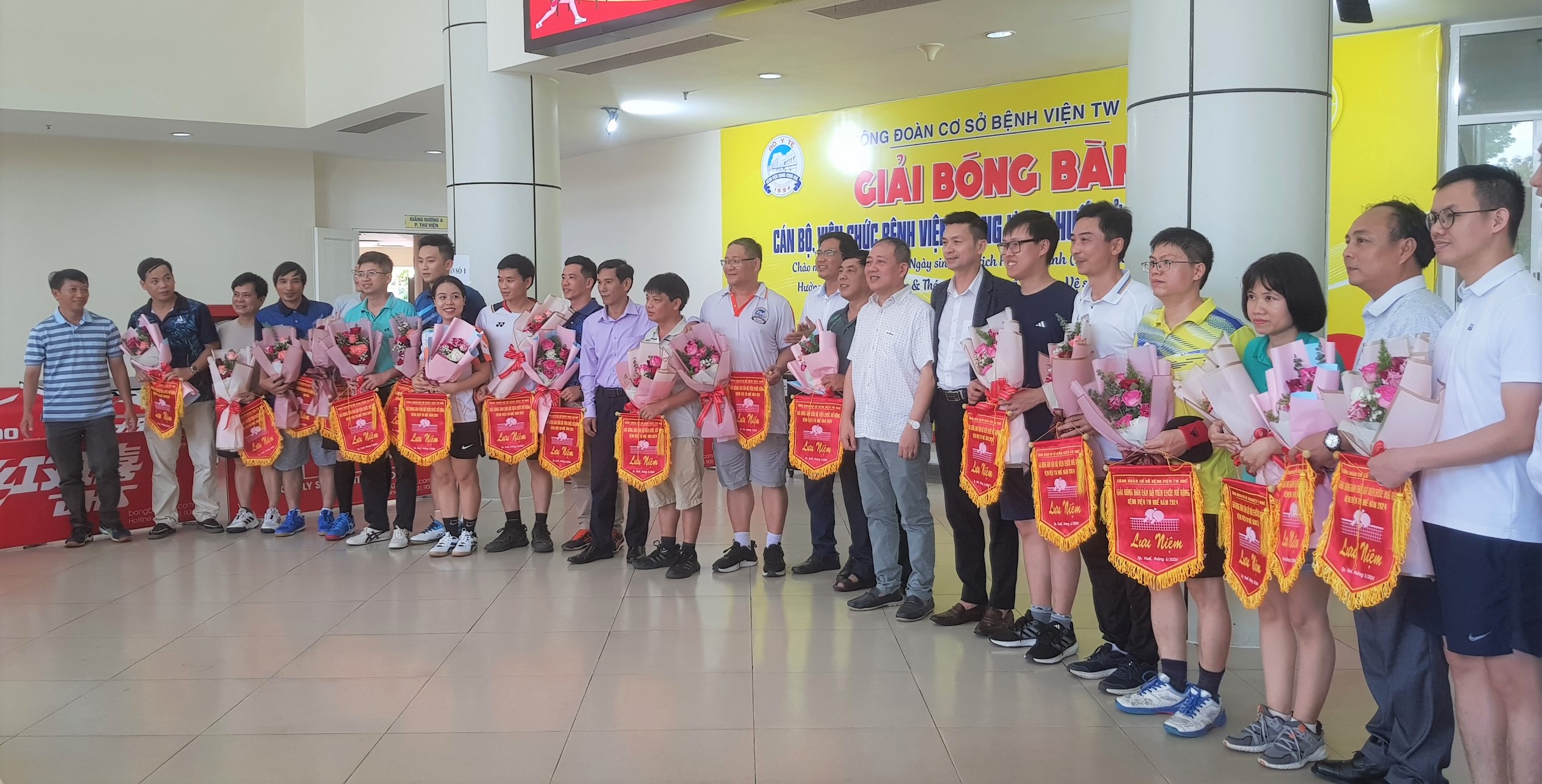 Khai mạc Giải bóng bàn Bệnh viện Trung ương Huế mở rộng