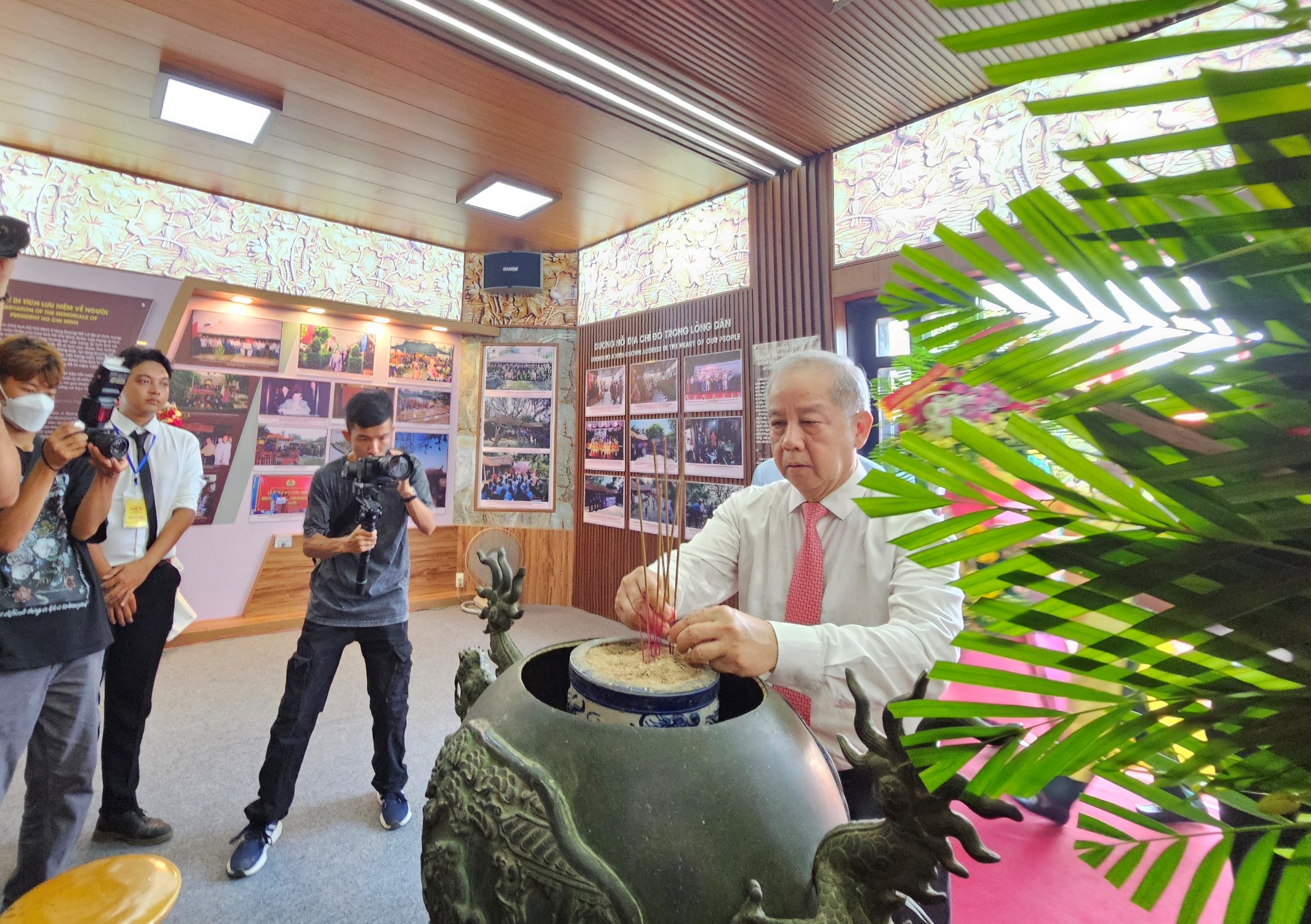 Dâng hoa sen lên Bác tại nhà lưu niệm ở Dương Nỗ