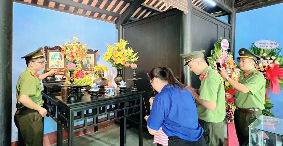 Tri ân công lao Chủ tịch Hồ Chí Minh