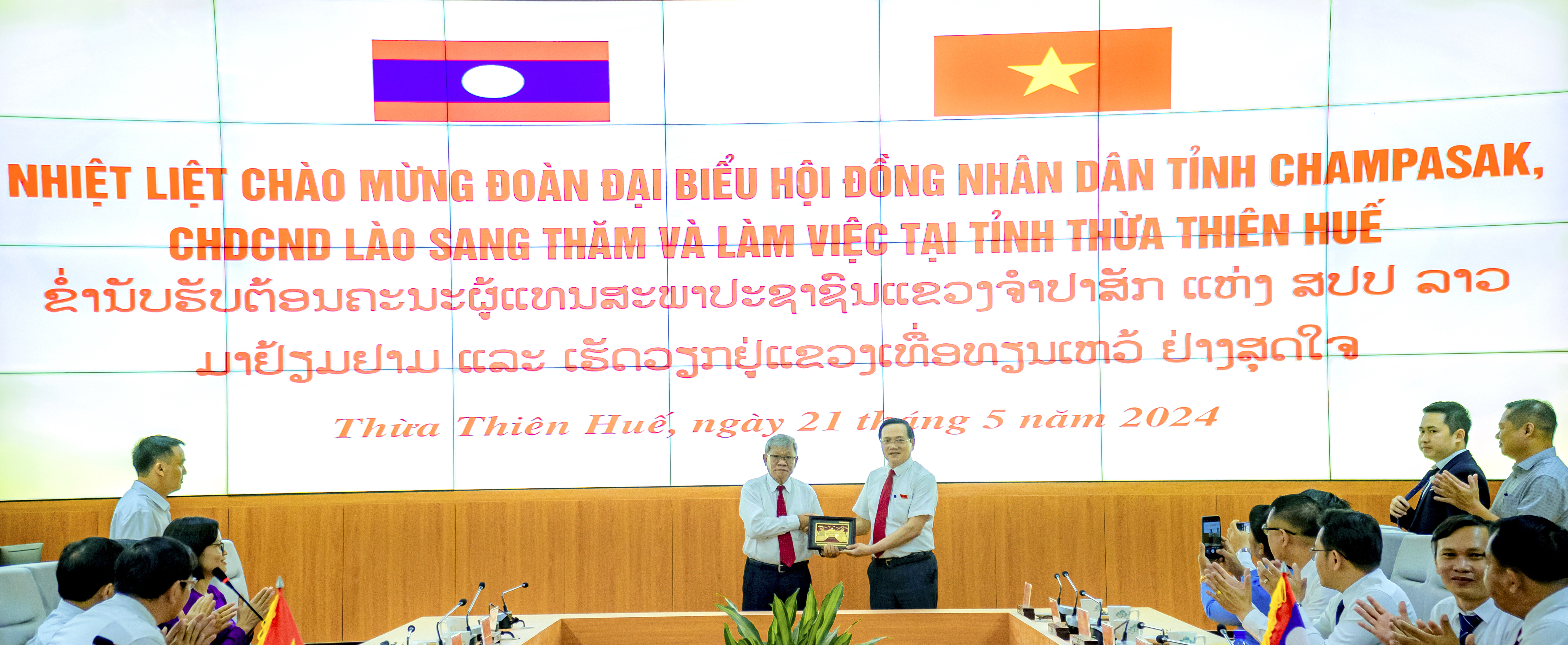 Trao đổi kinh nghiệm hoạt động Hội đồng Nhân dân với tỉnh Champasak