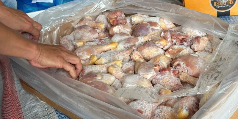 Phạt 70 triệu đồng, buộc tiêu hủy 2,4 tấn gà đông lạnh nhập lậu