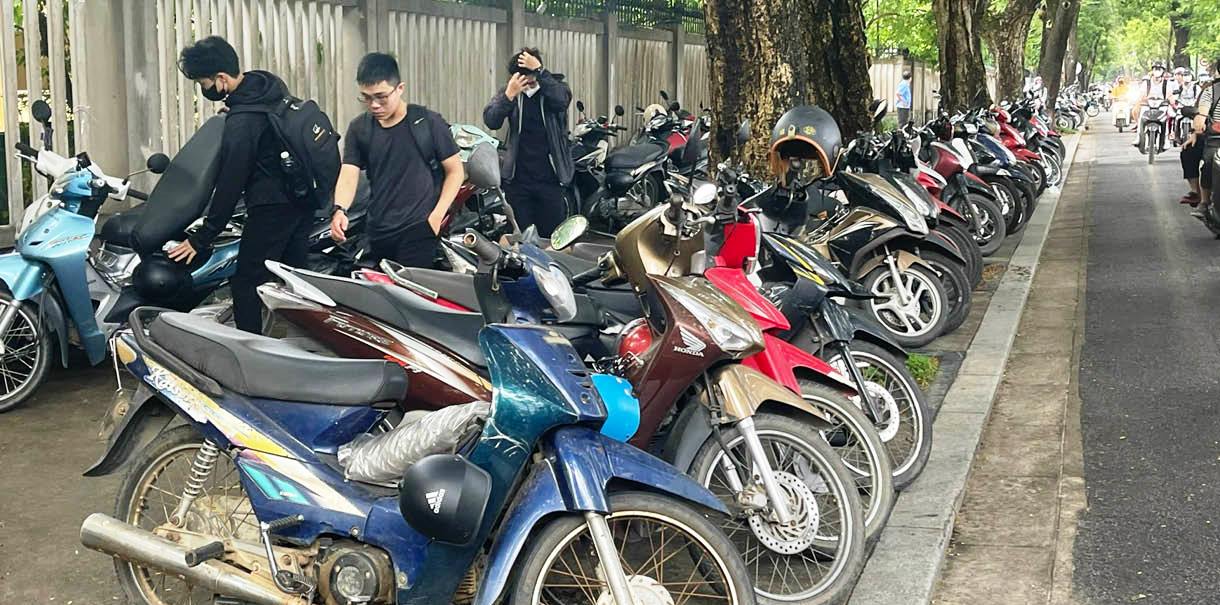 Sinh viên cẩn trọng khi “gửi” xe vỉa hè