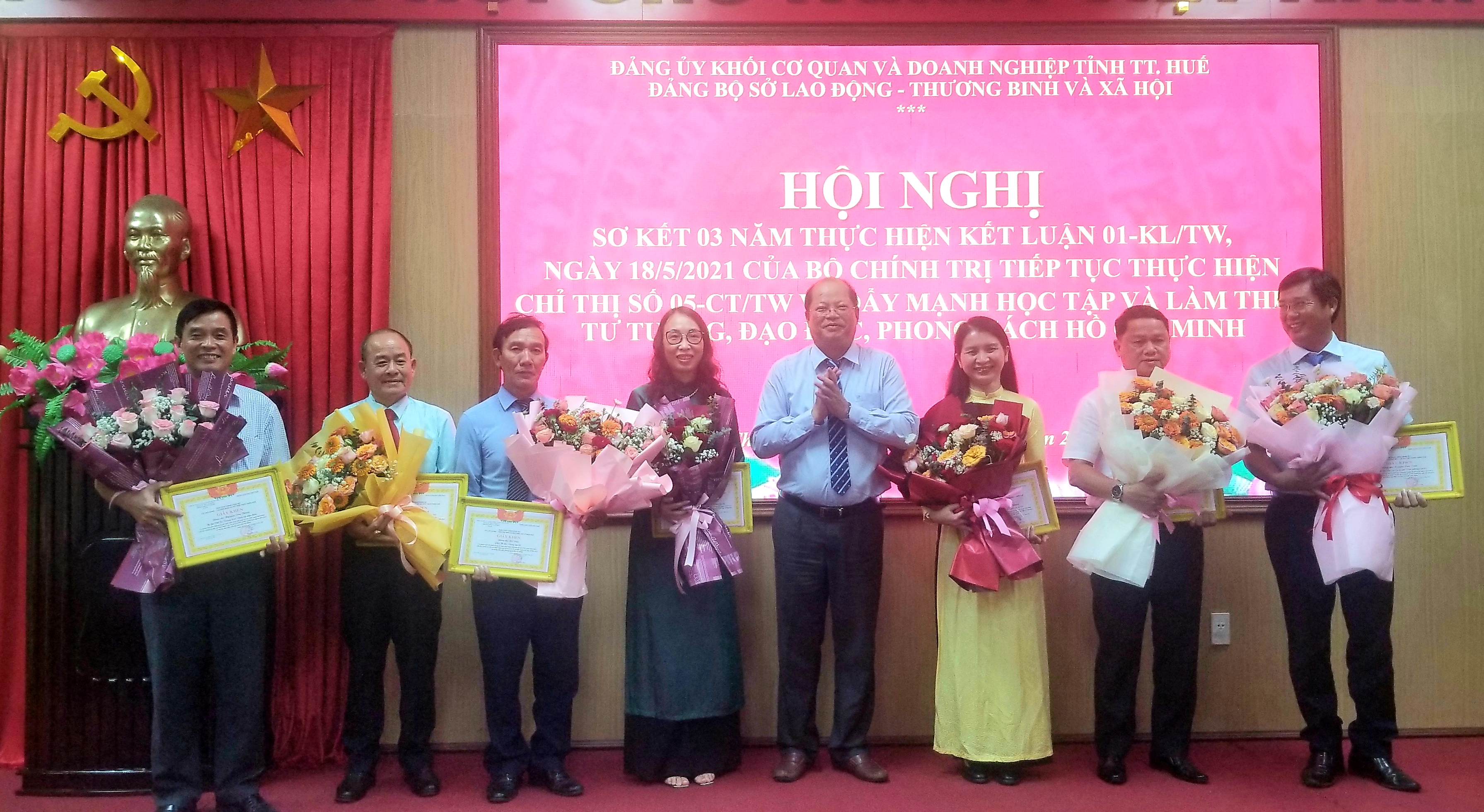 Sơ kết 3 năm thực hiện Chỉ thị 05 và trao huy hiệu 40 năm tuổi Đảng