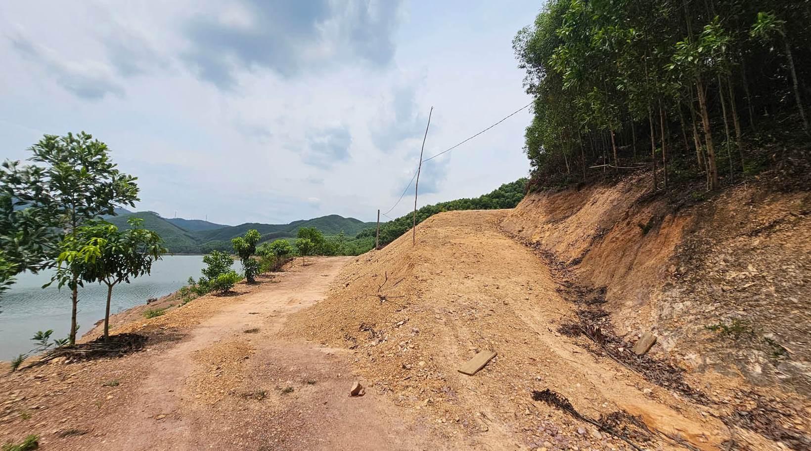 Nguy cơ vùi lấp hồ thủy lợi Khe Ngang