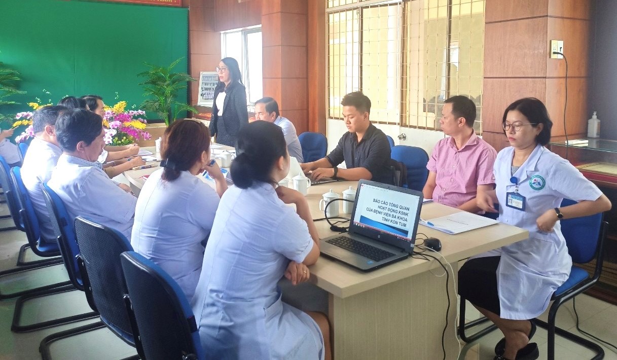 Hỗ trợ về kiểm soát nhiễm khuẩn cho hai bệnh viện khu vực miền Trung - Tây Nguyên