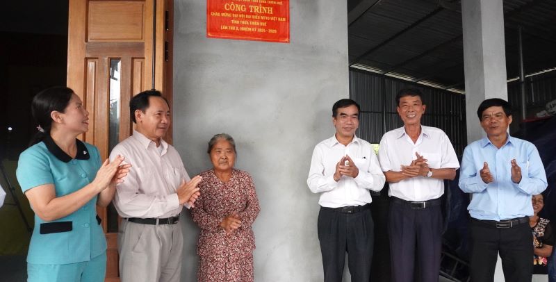 Bàn giao Nhà Đại đoàn kết cho hộ nghèo