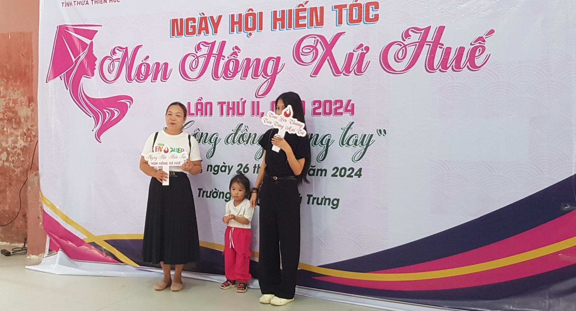 400 người tham gia hiến tóc tại ngày hội “Nón hồng xứ Huế” lần thứ 2