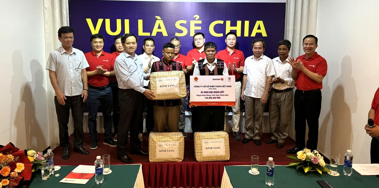 Công ty Xổ số điện toán Việt Nam trao 3 nhà “Đại đoàn kết” cho huyện Nam Đông