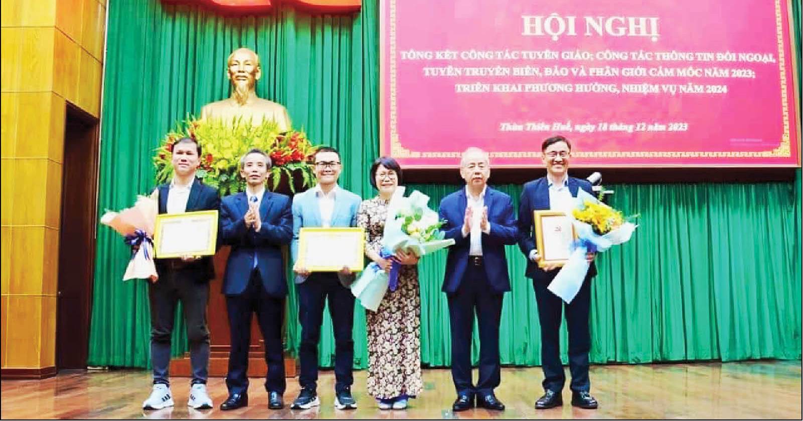 Văn nghệ sĩ sáng tạo và cống hiến