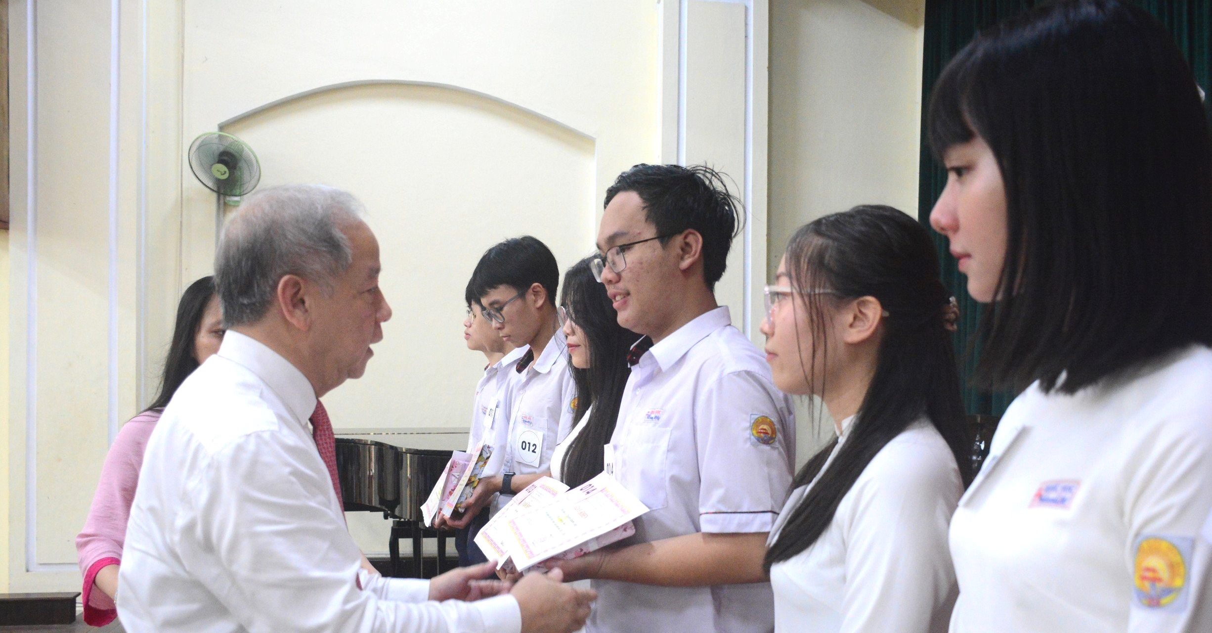 Trên 300 học sinh Trường THPT chuyên Quốc Học – Huế được khen thưởng