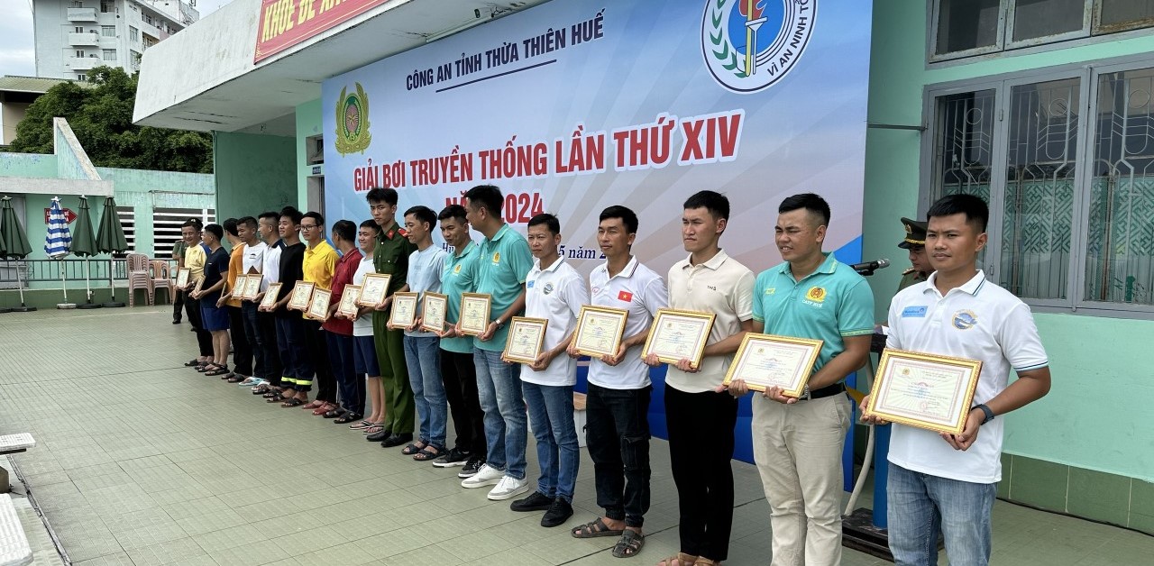 Công an TP Huế đoạt giải Nhất toàn đoàn giải bơi truyền thống Công an tỉnh