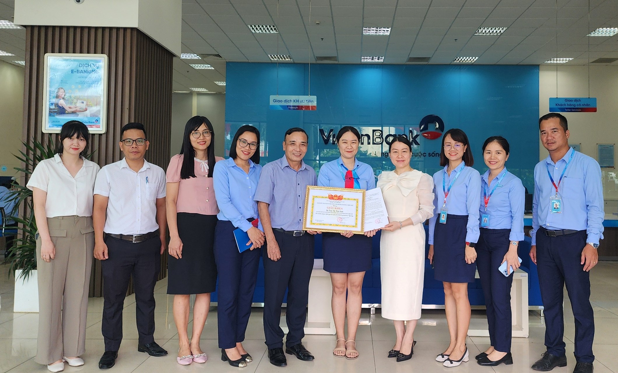 Khen thưởng giao dịch viên Vietinbank kịp thời ngăn chặn hành vi lừa đảo