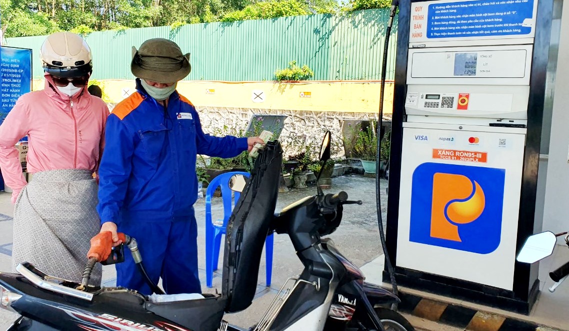 Giá xăng giảm 700 đồng lít