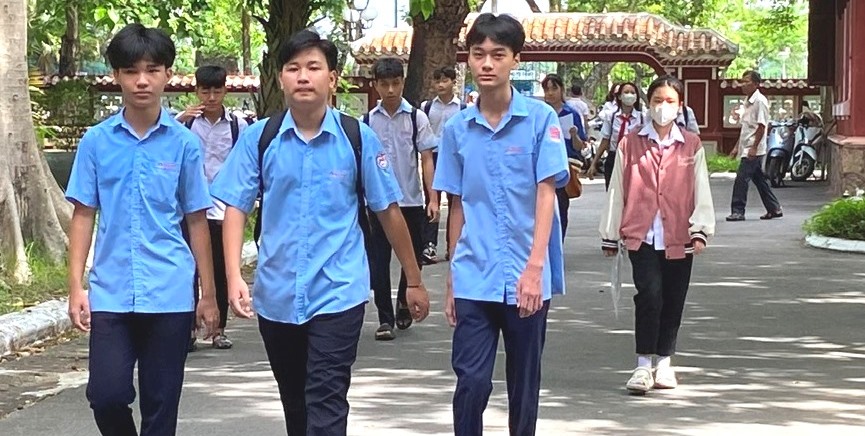 Hôm nay 2 6 , trên 16 000 thí sinh thi tuyển vào lớp 10