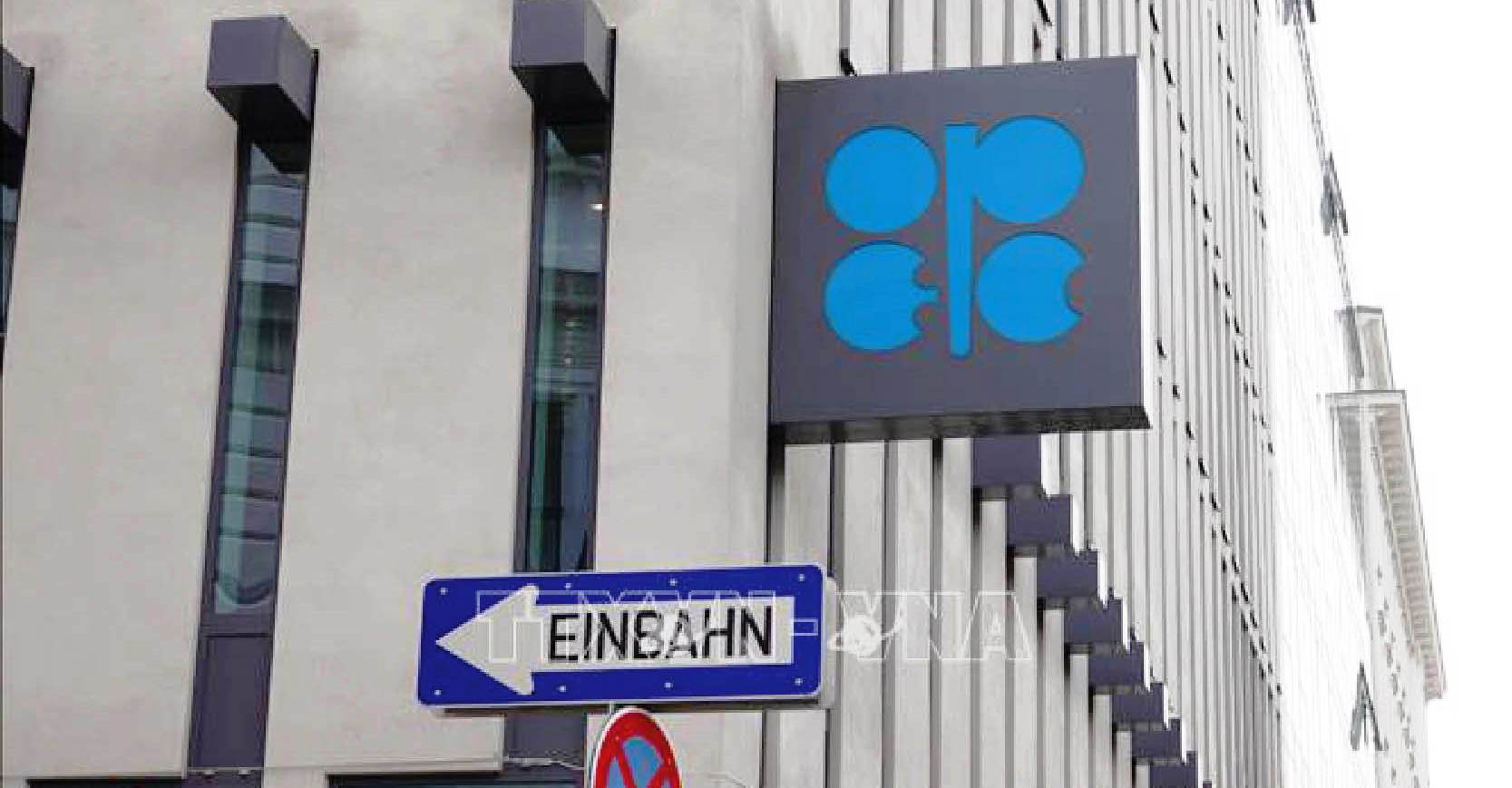OPEC+ gia hạn cắt giảm sản lượng dầu mỏ đến năm 2025