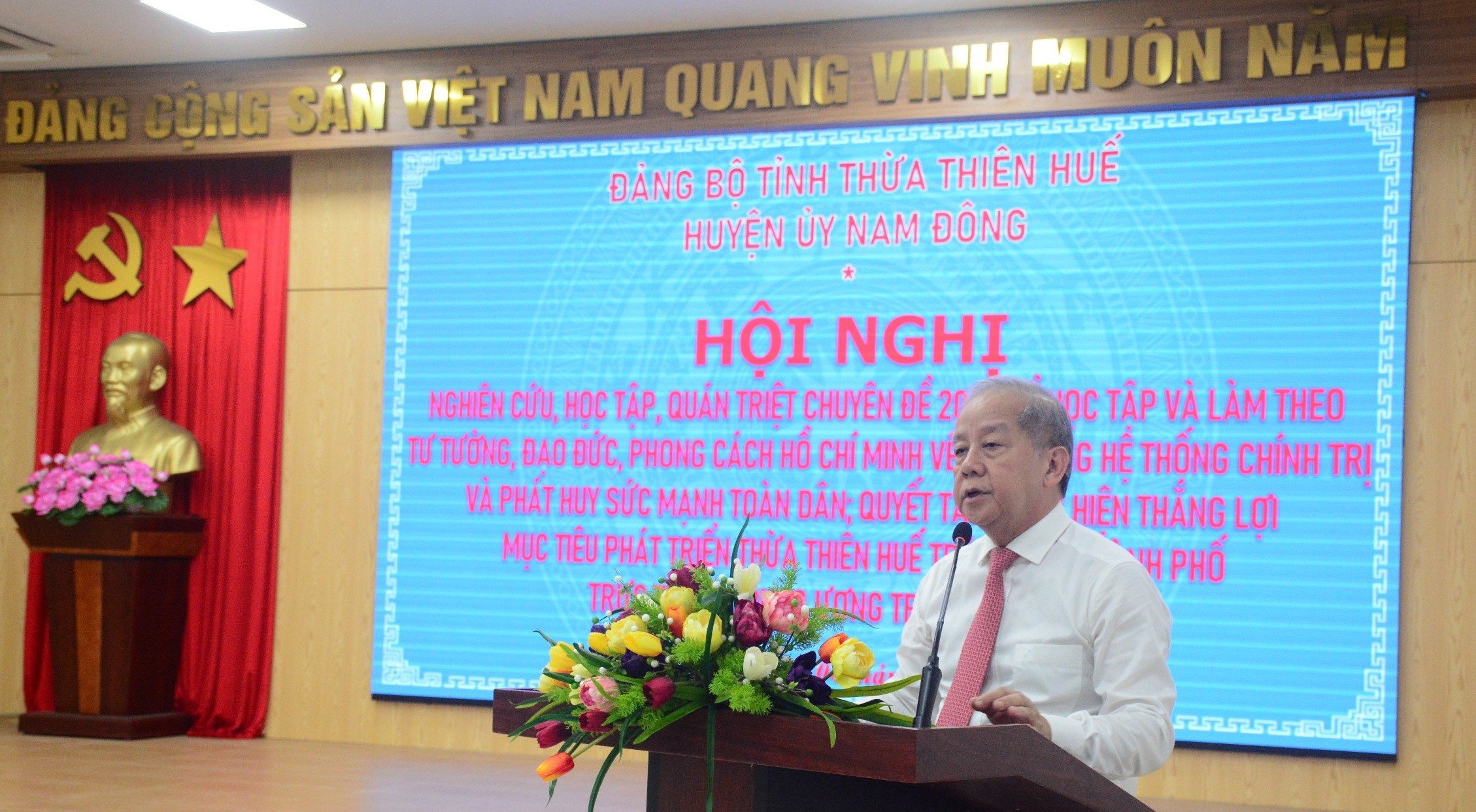 Nam Đông phải phấn đấu đạt chuẩn huyện nông thôn mới