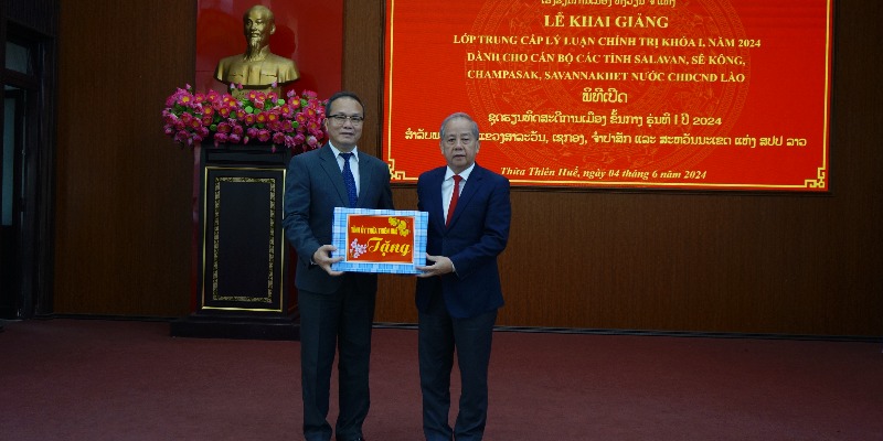 Khai giảng lớp trung cấp lý luận chính trị dành cho cán bộ các tỉnh Nam Trung Lào