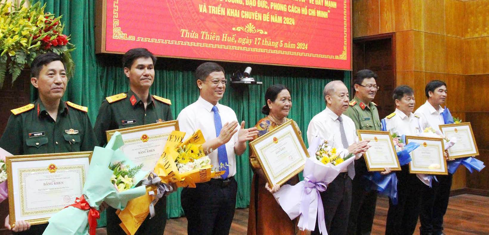 Học và làm theo Bác bằng sự đoàn kết, đồng lòng